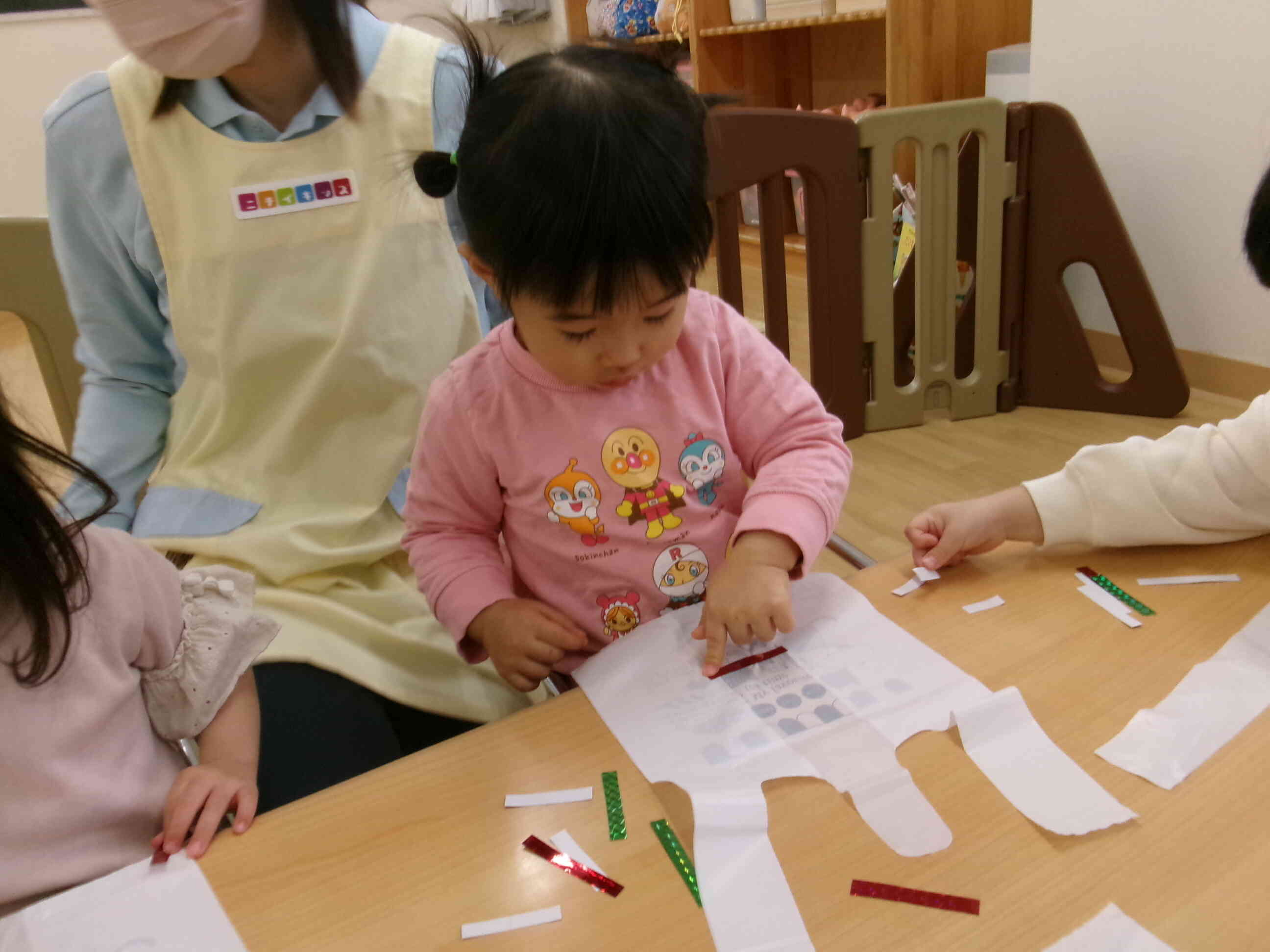 手作りたこで凧揚げをしました！(１.２歳児)