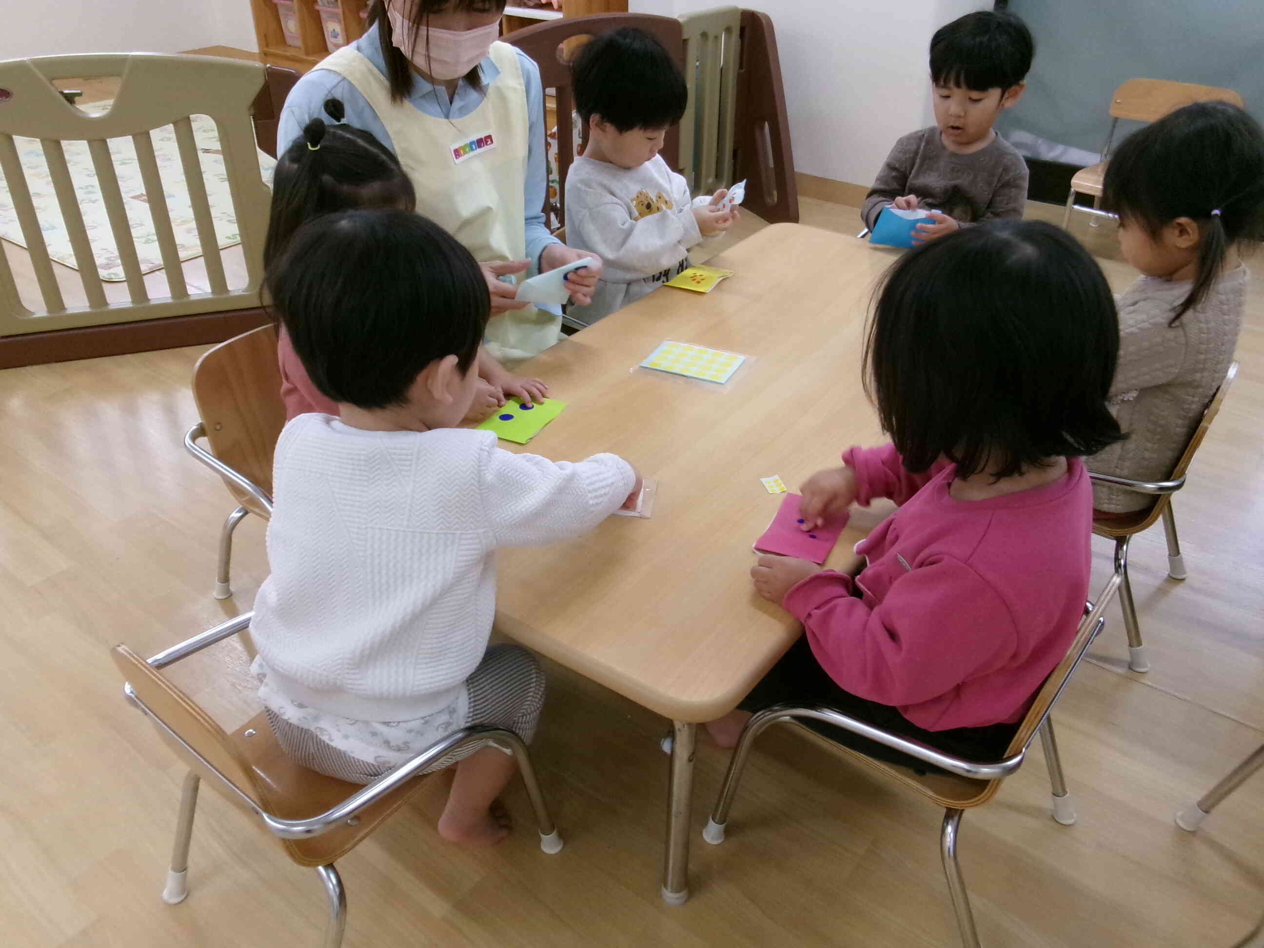 シールも貼ってオリジナルのお財布が出来ました。