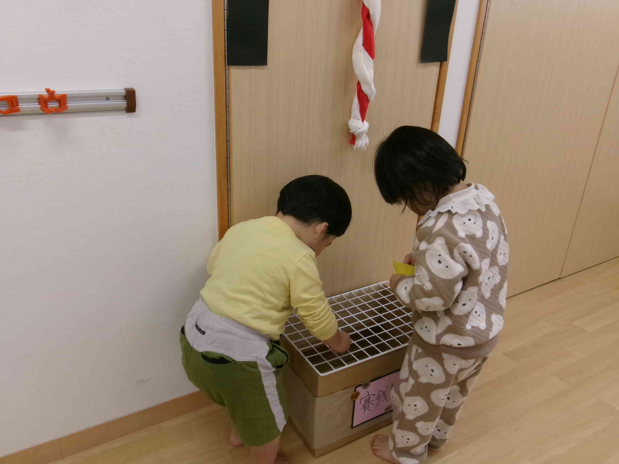 お賽銭をいれています。