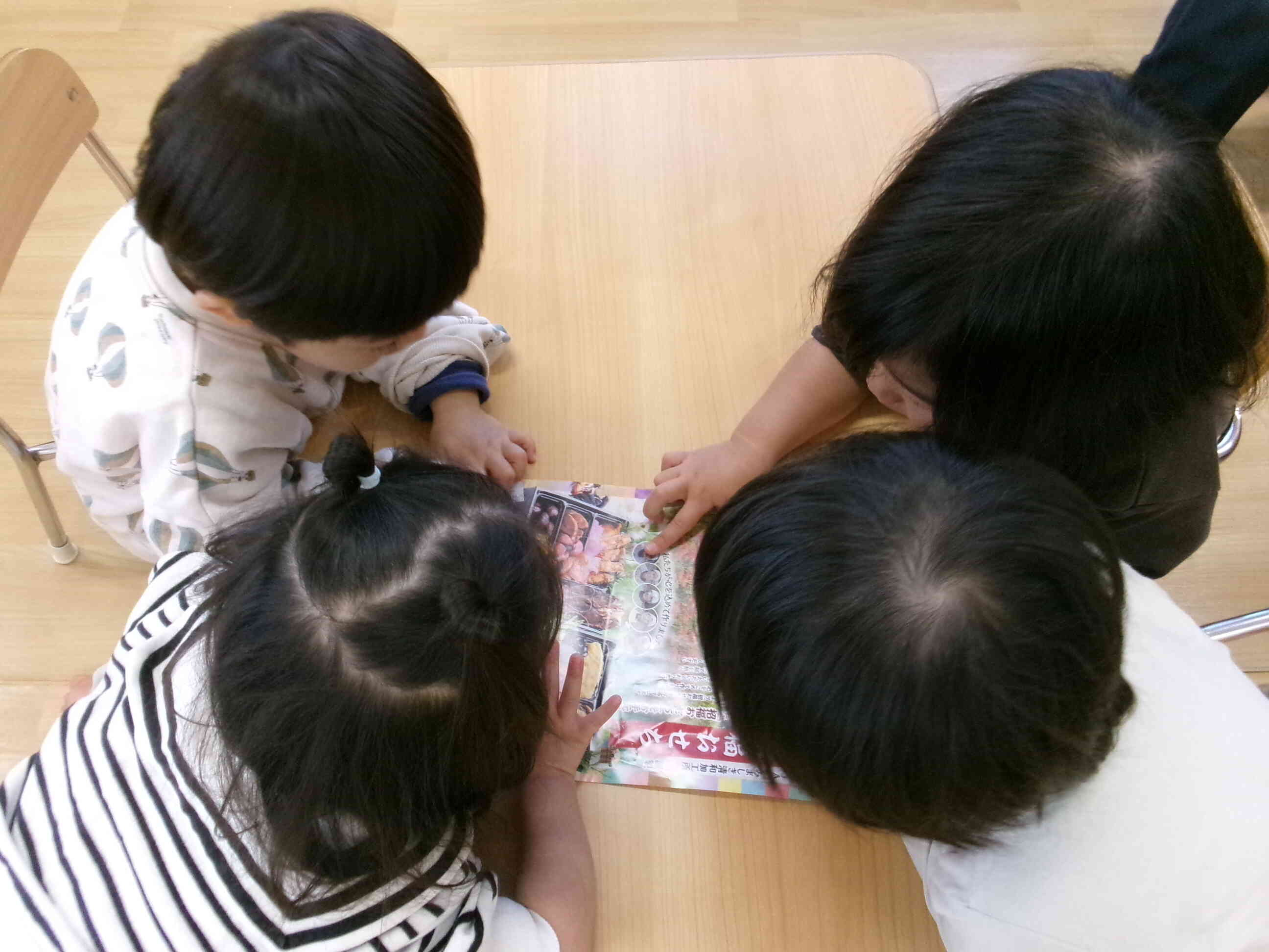 おせち料理の写真を見て、食べたことあるものを教えてくれました。