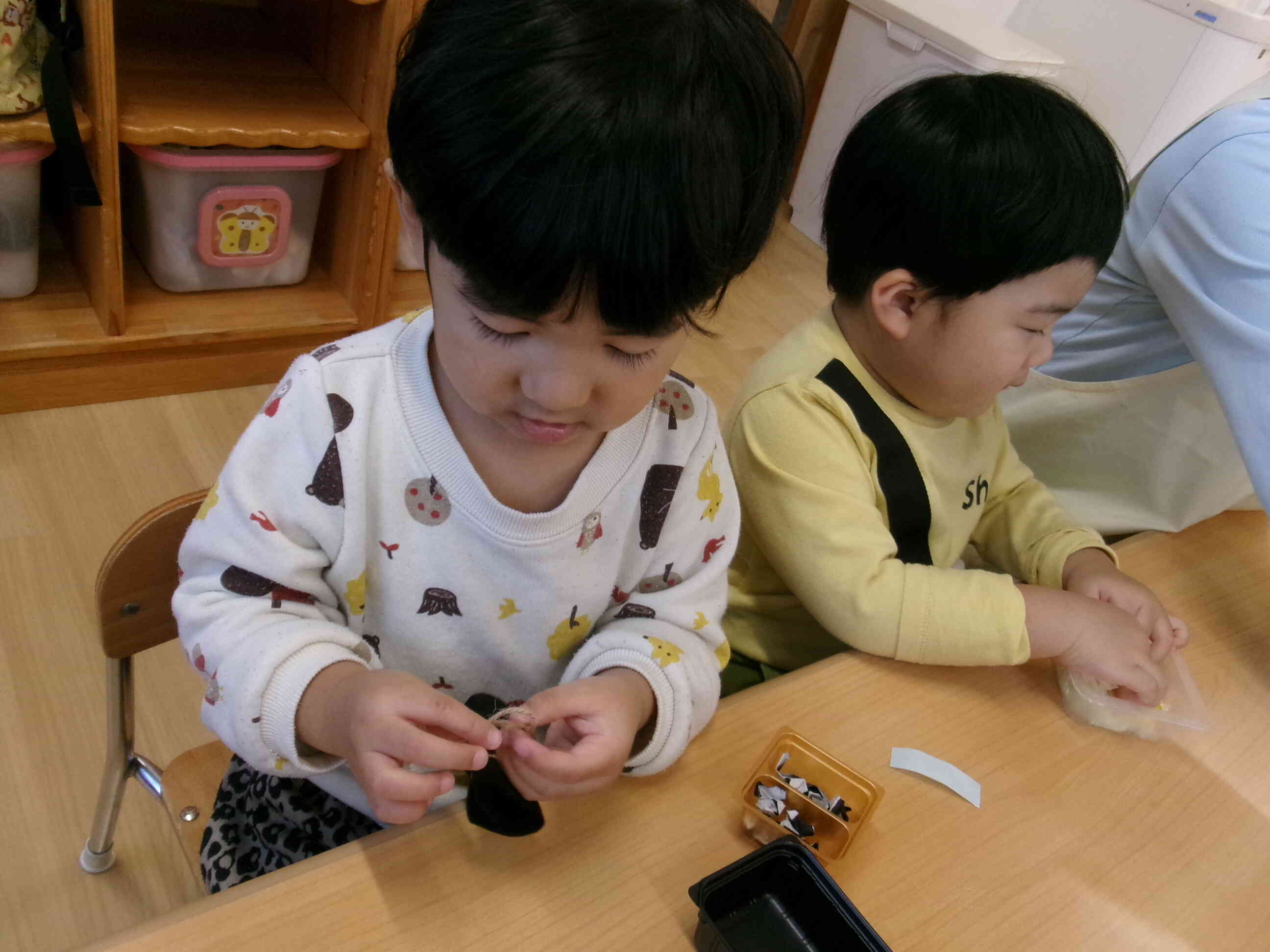 ひもを結んで昆布巻き作ってるよ～