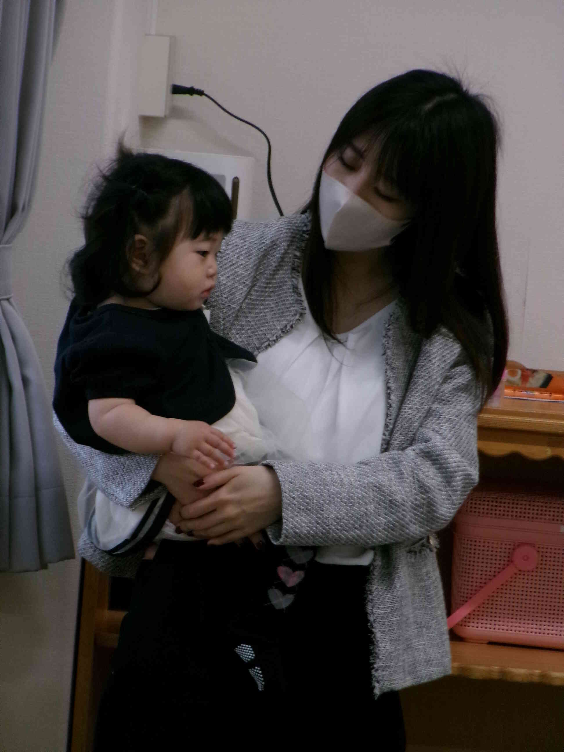 ひよこ組のお友だち。お名前を呼ばれて、お返事「はい」