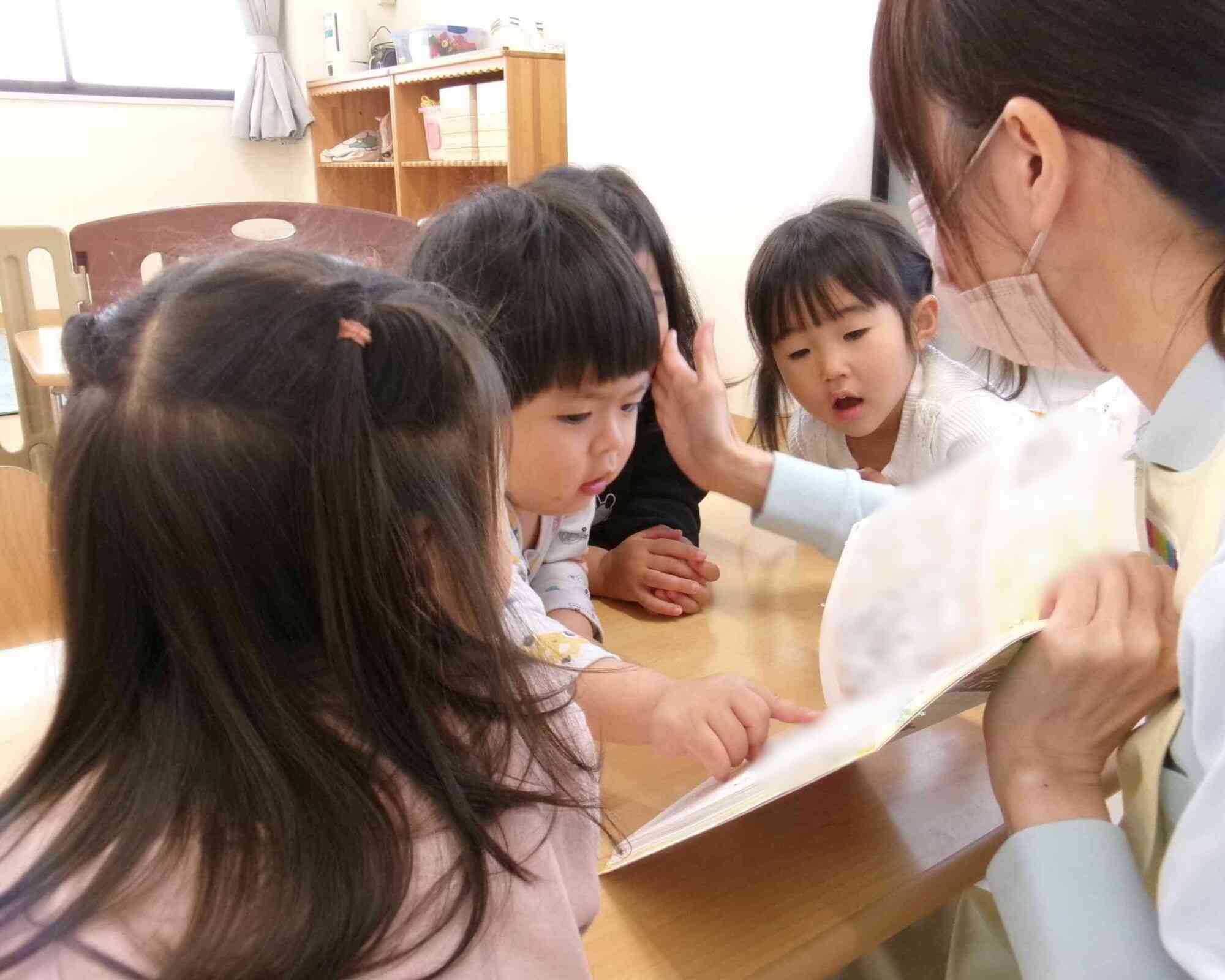 ４月の食育　にんじんの収穫