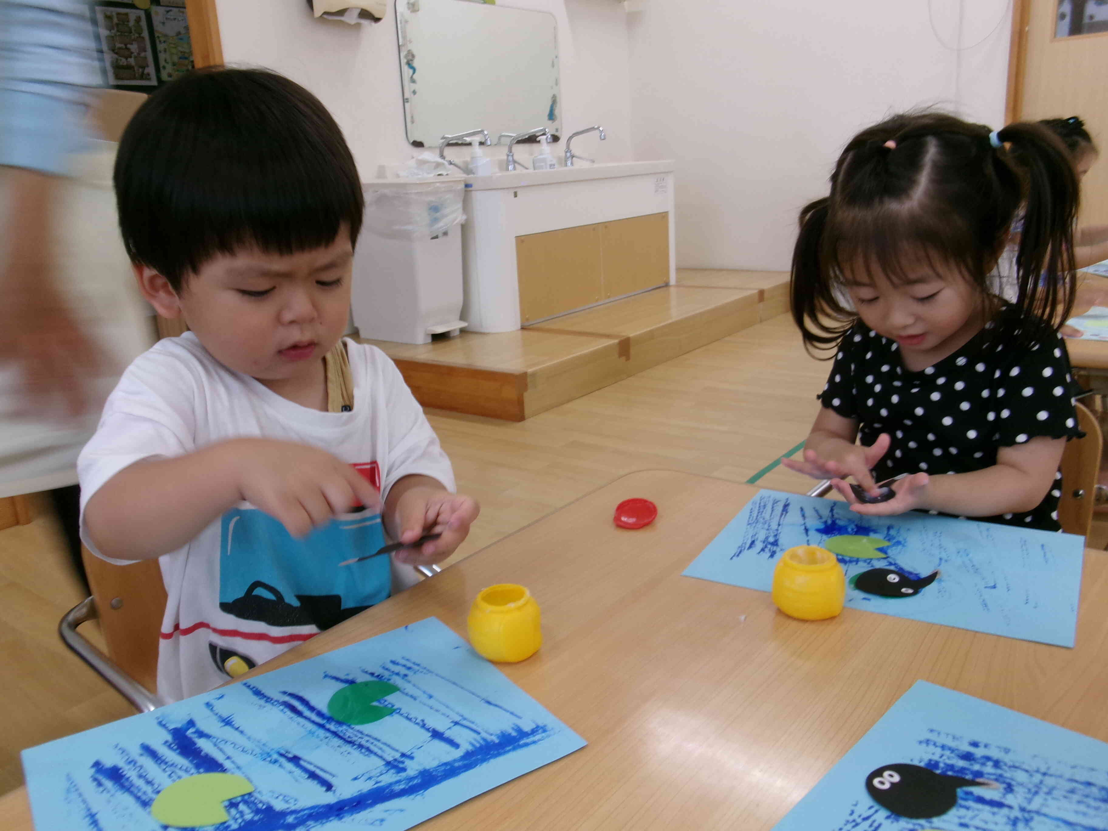 製作の様子（うさぎ、あひる組組　１，2歳児）