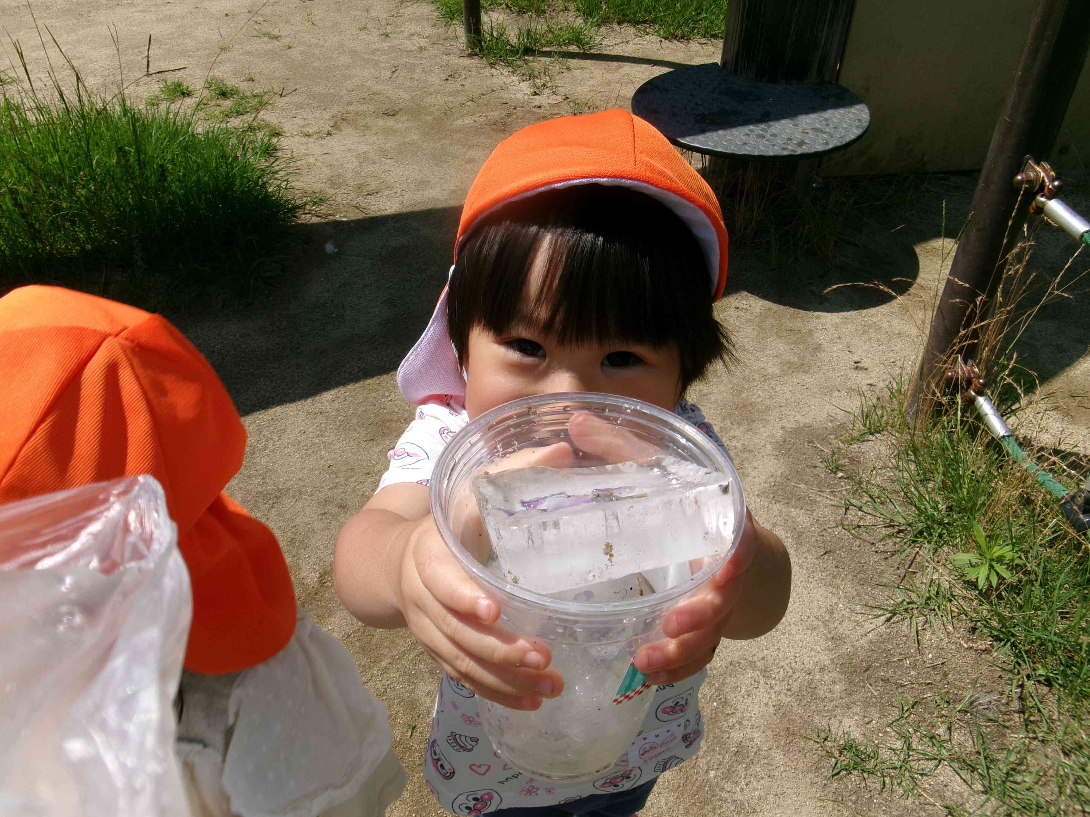 氷遊びしたよ(2歳児)