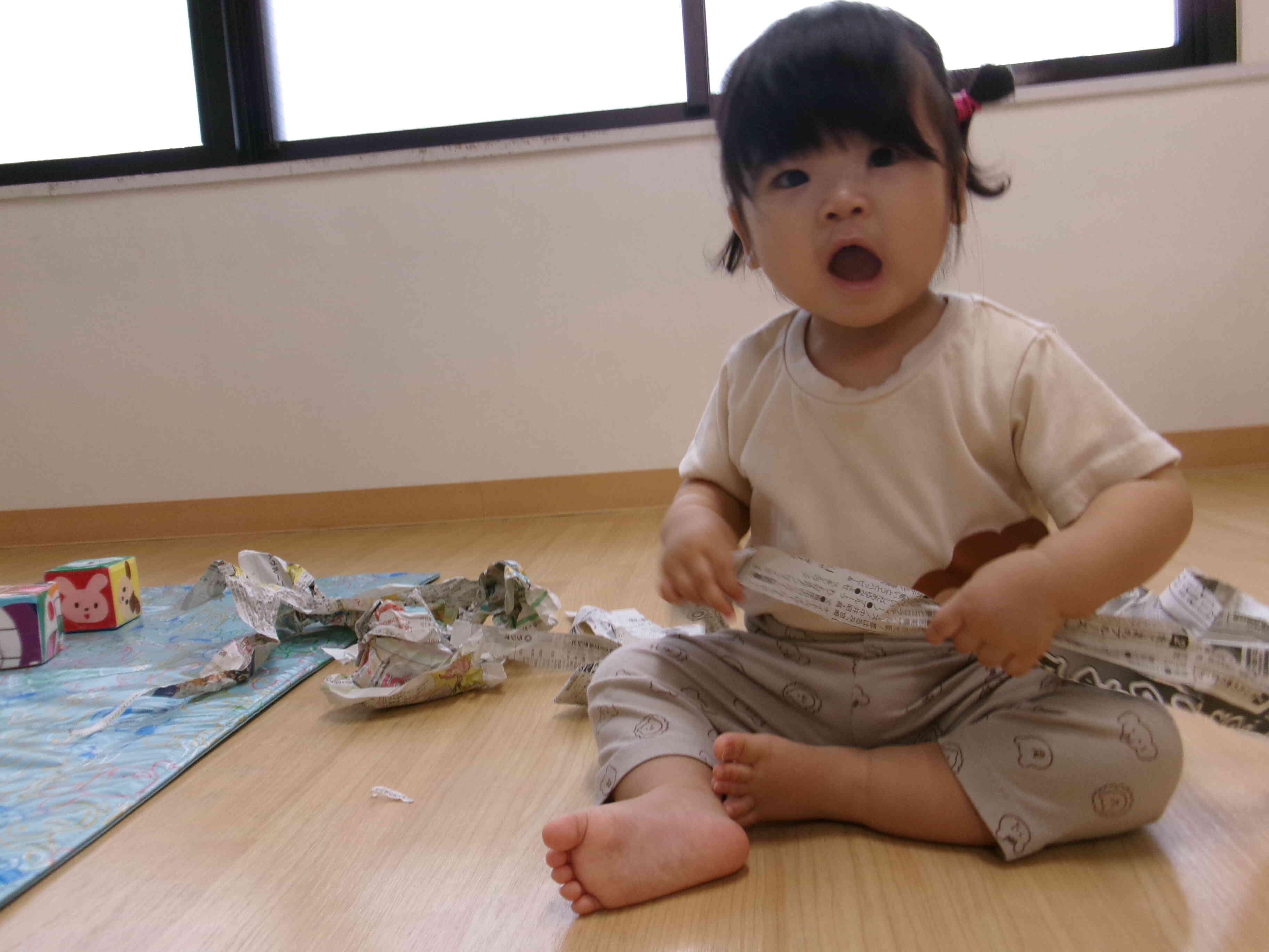 新聞紙あそび（0歳児）