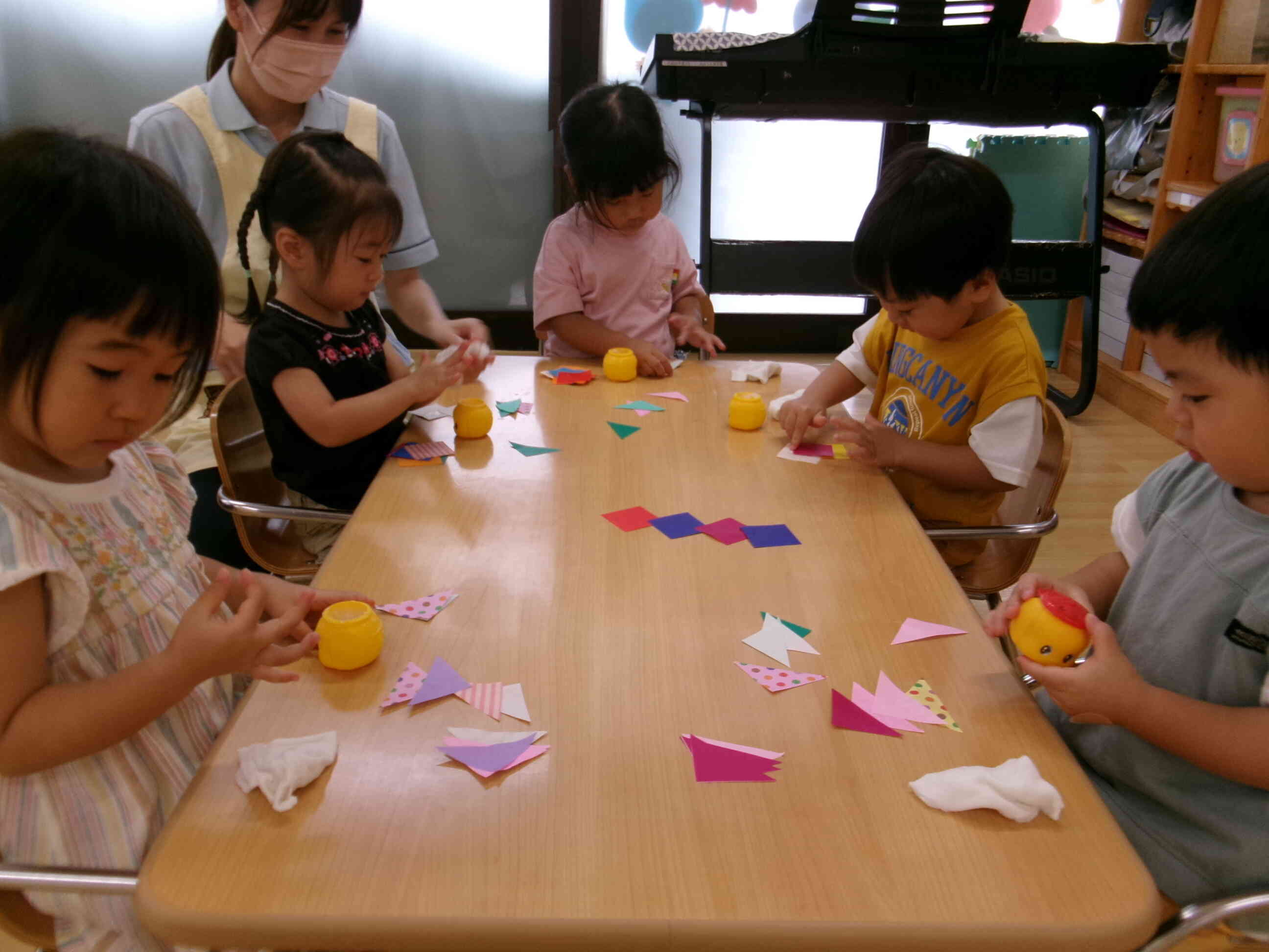 製作の様子（１，２歳児）