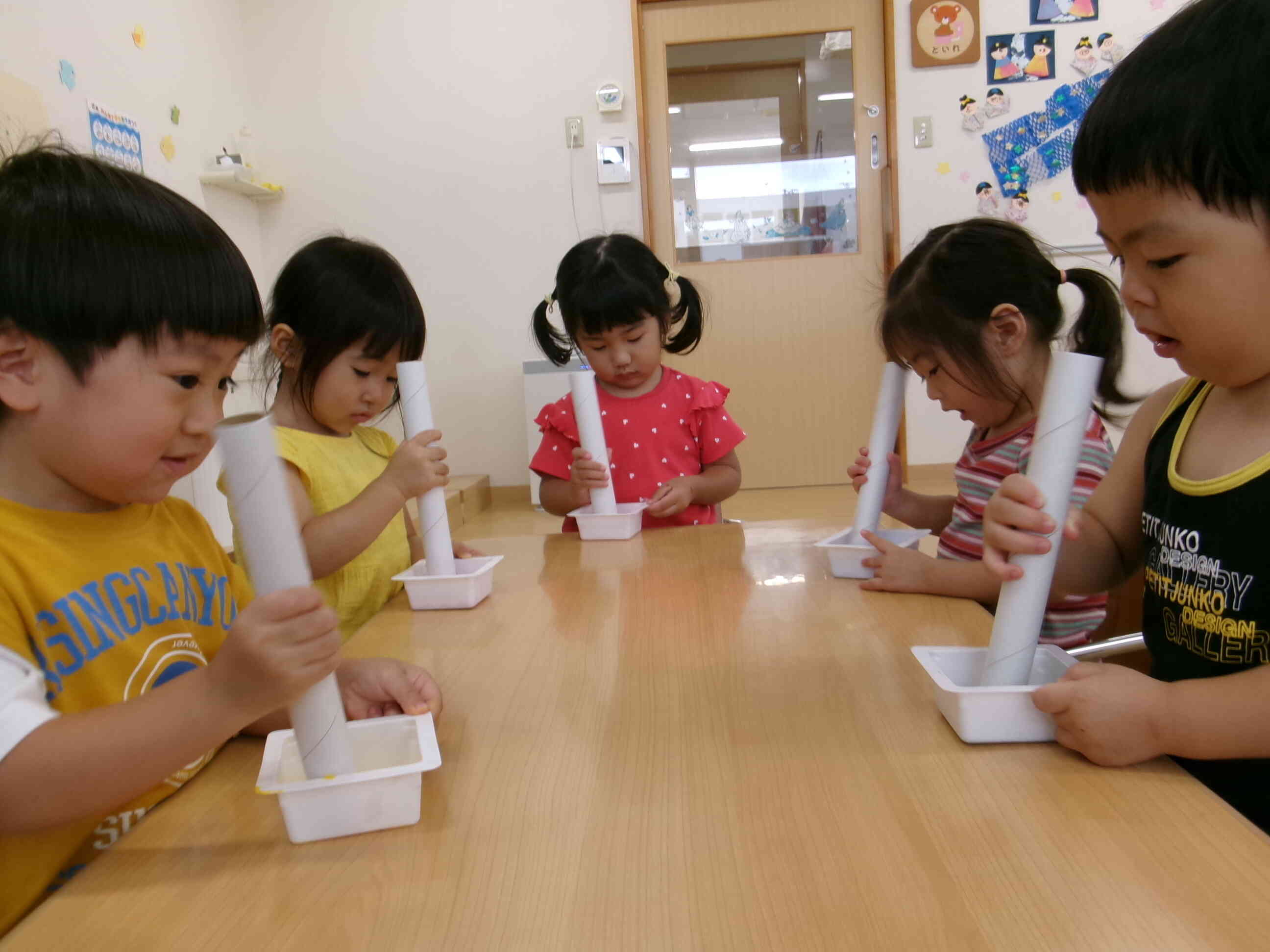 しゅわしゅわジュースの製作（２歳児）
