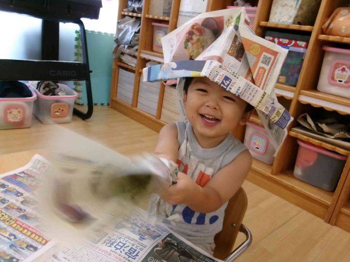 新聞紙遊び（０.１.２歳児）