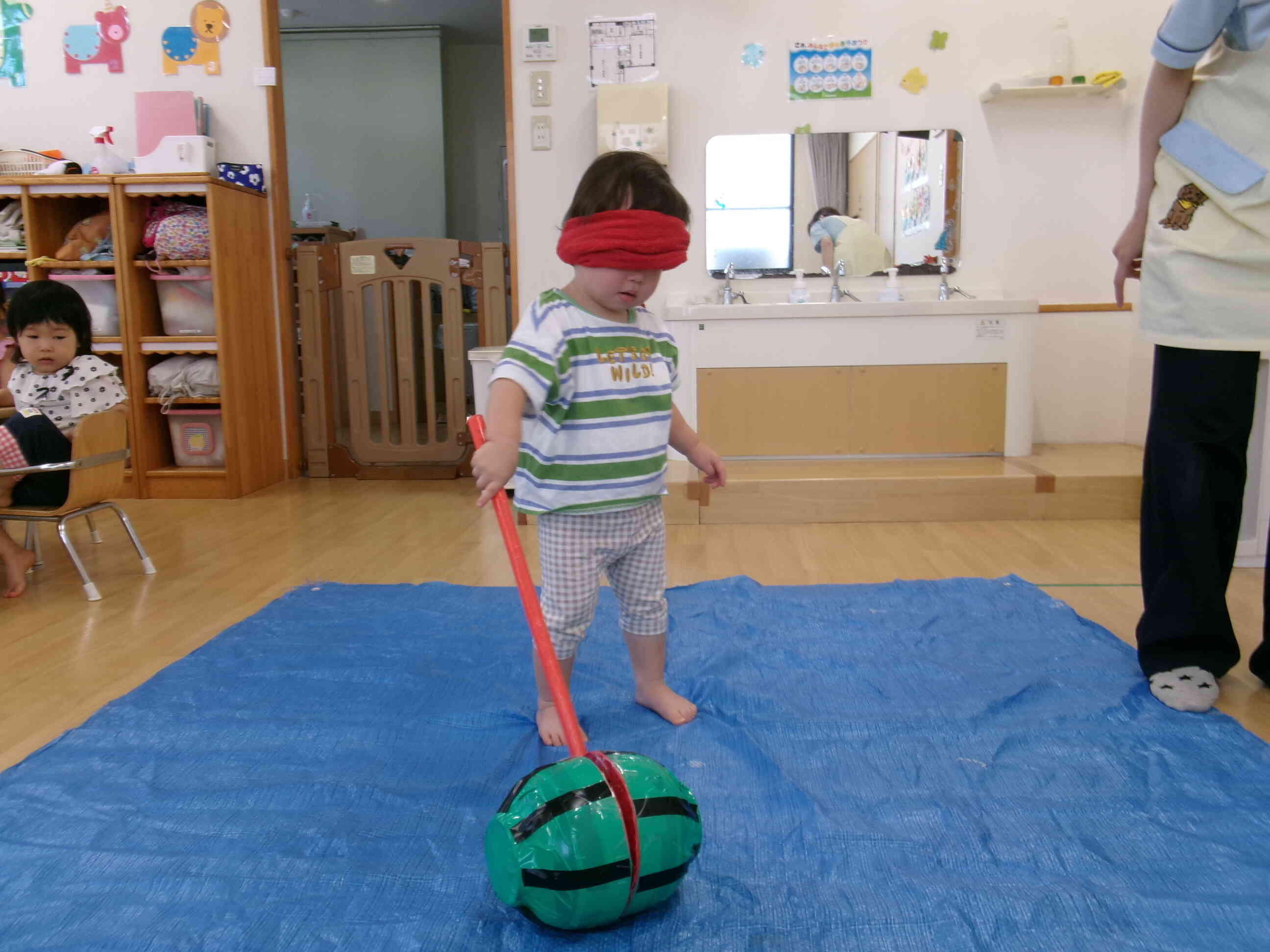 スイカ割りごっこしたよ！（1.2歳児）