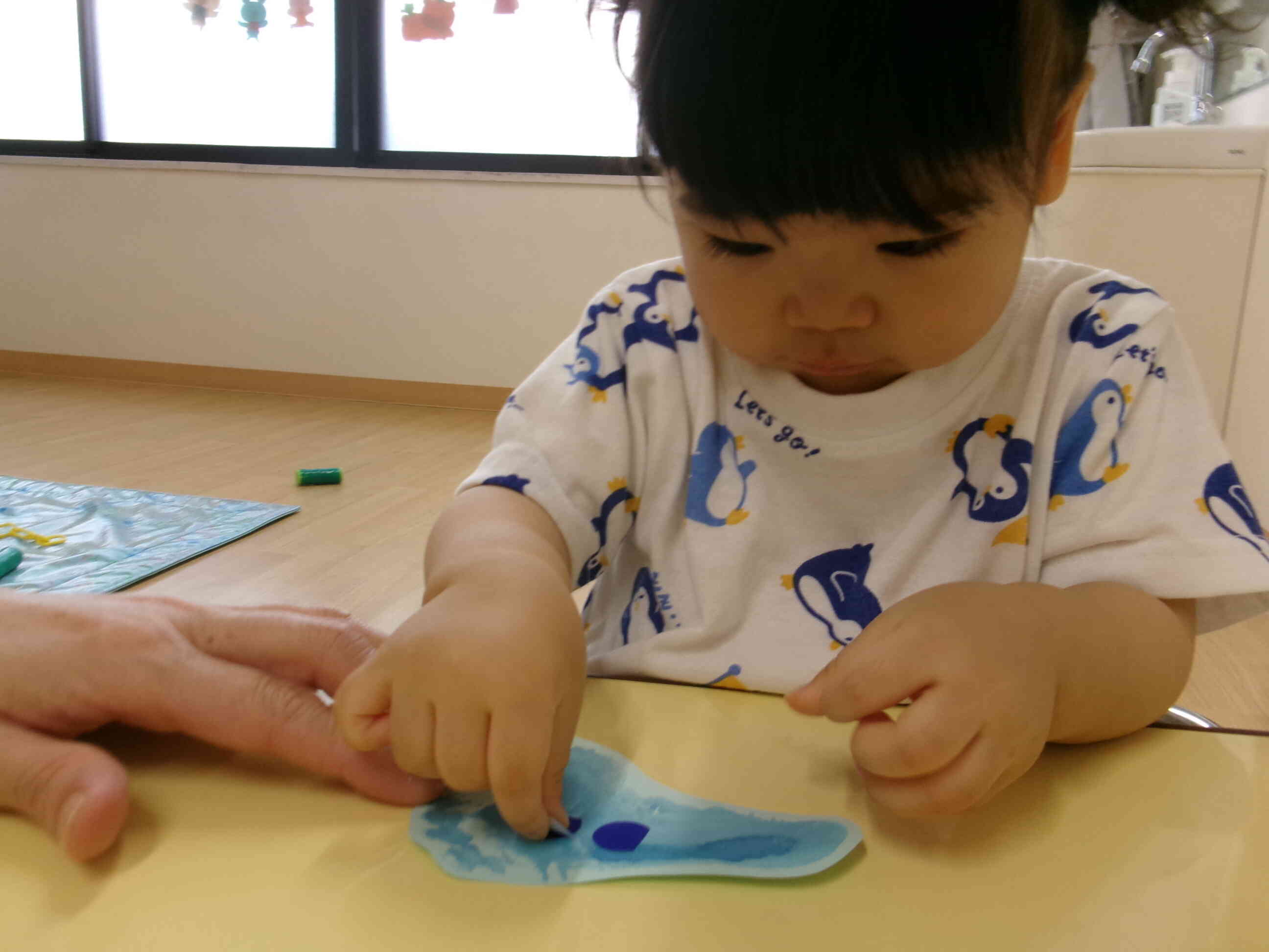 おさかな製作（０歳児）・手袋シアターでも楽しみました