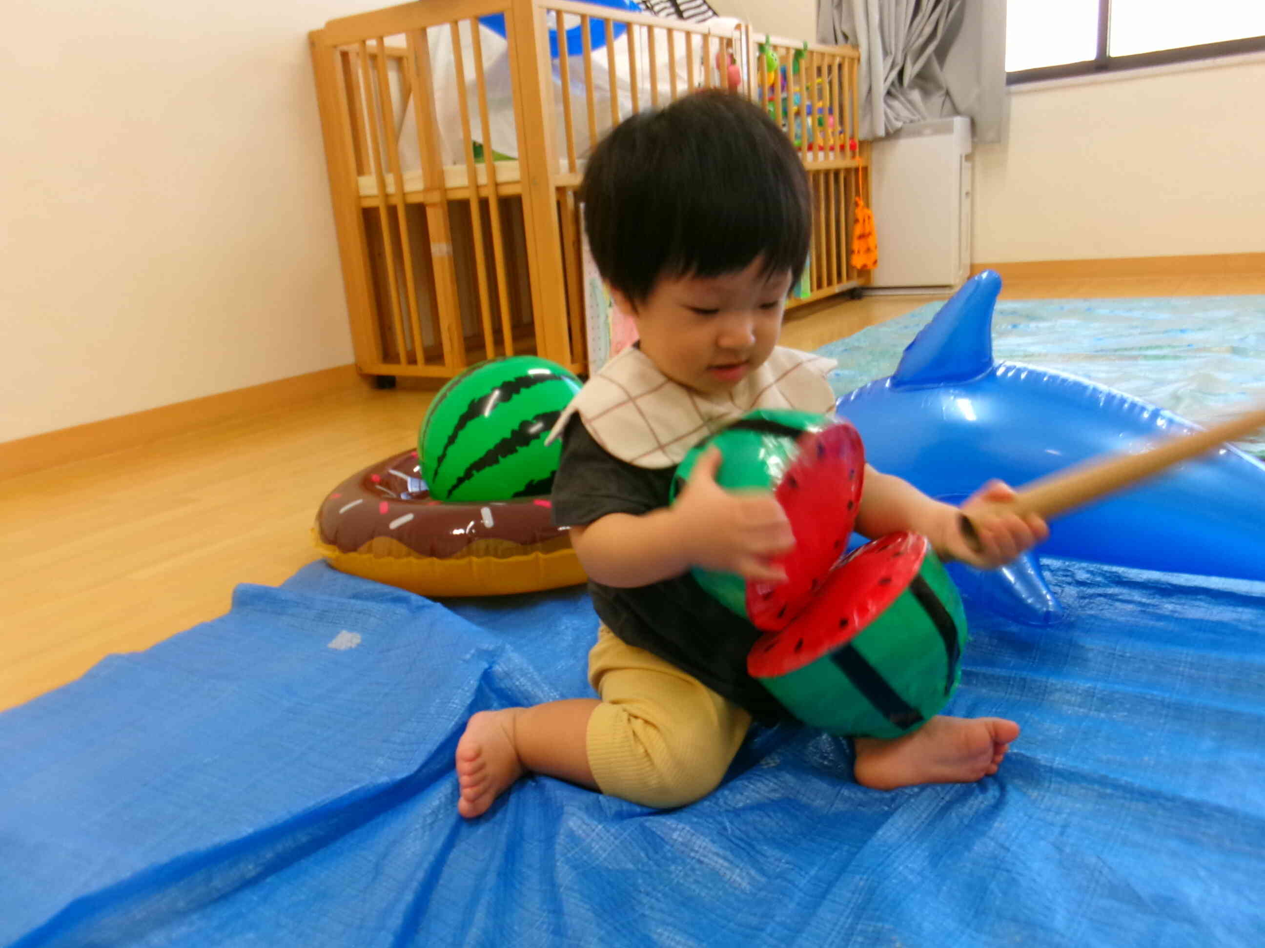 スイカ割りごっこ（0歳児）✰浮き輪も大好き！