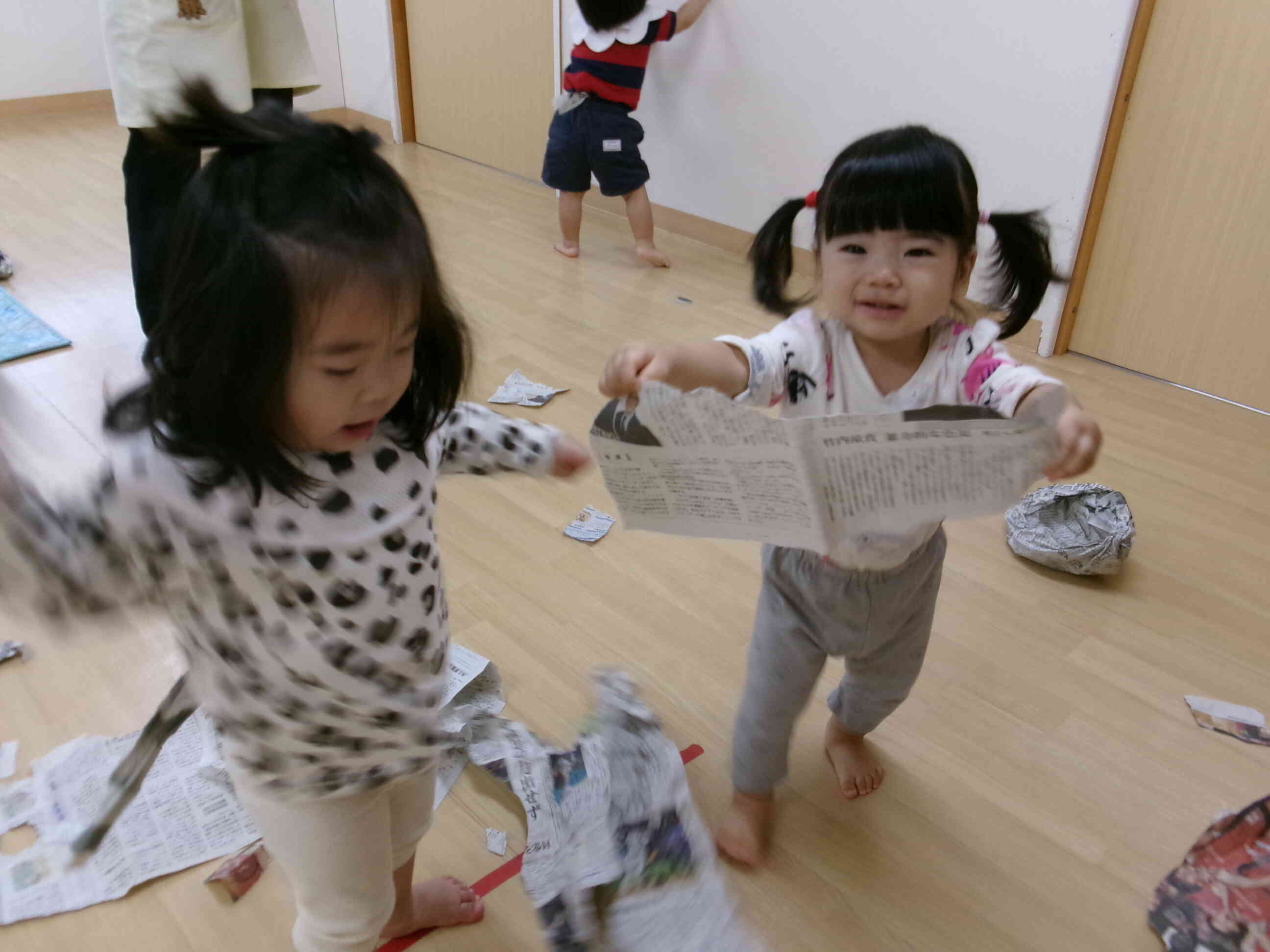 新聞紙遊び（０歳児）