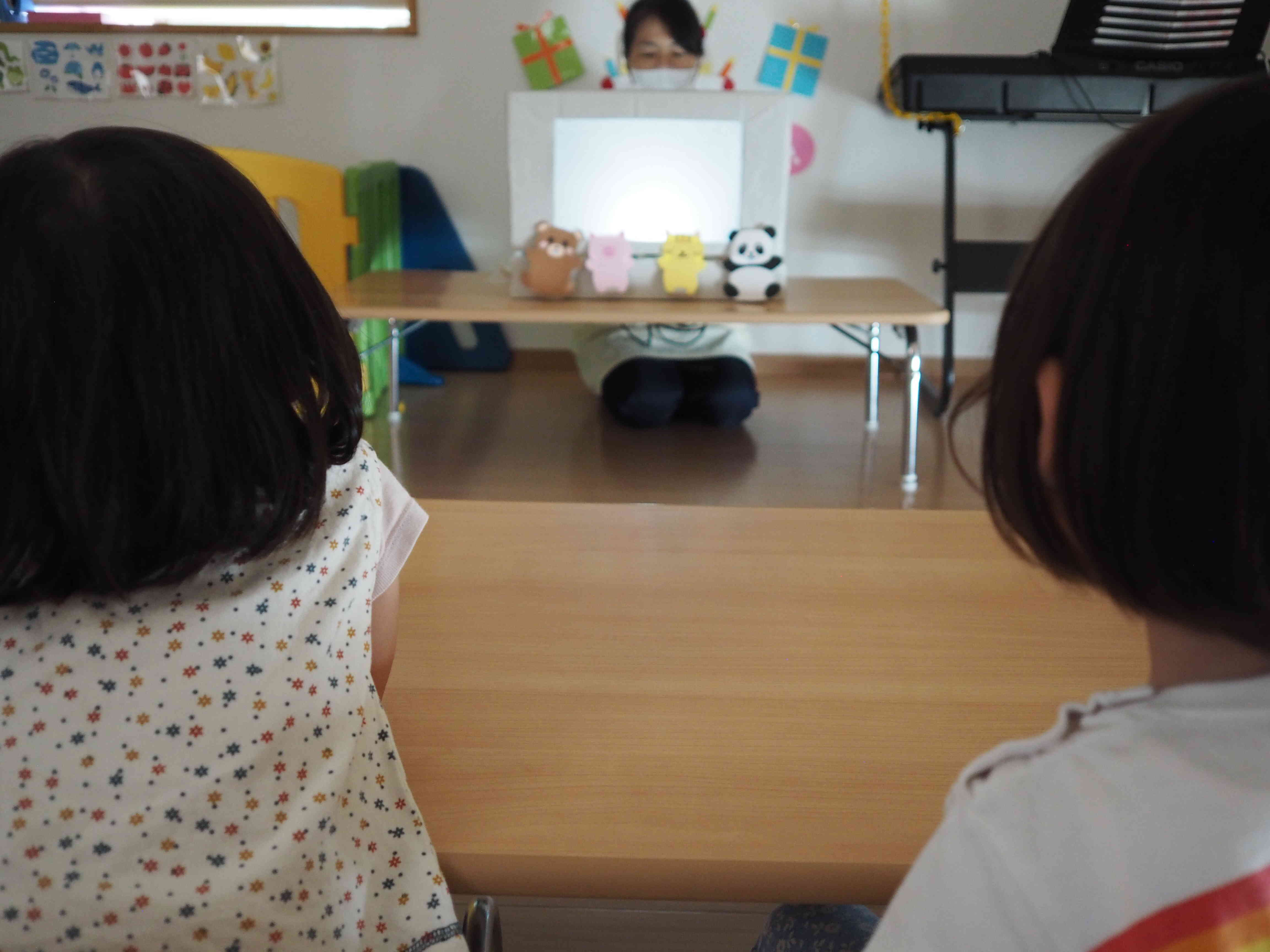 誕生会の劇に夢中