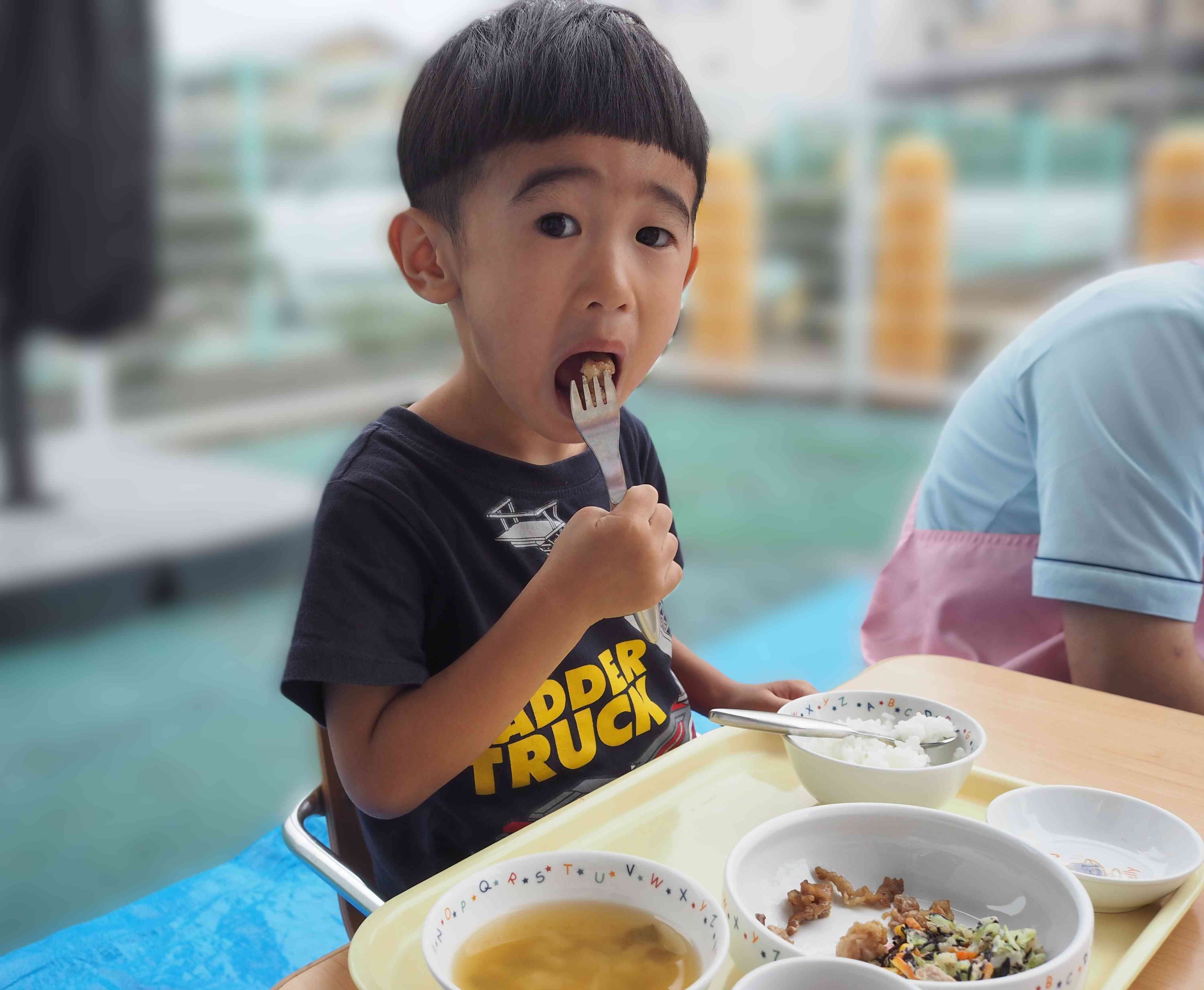 お誕生会の日の給食は園庭で