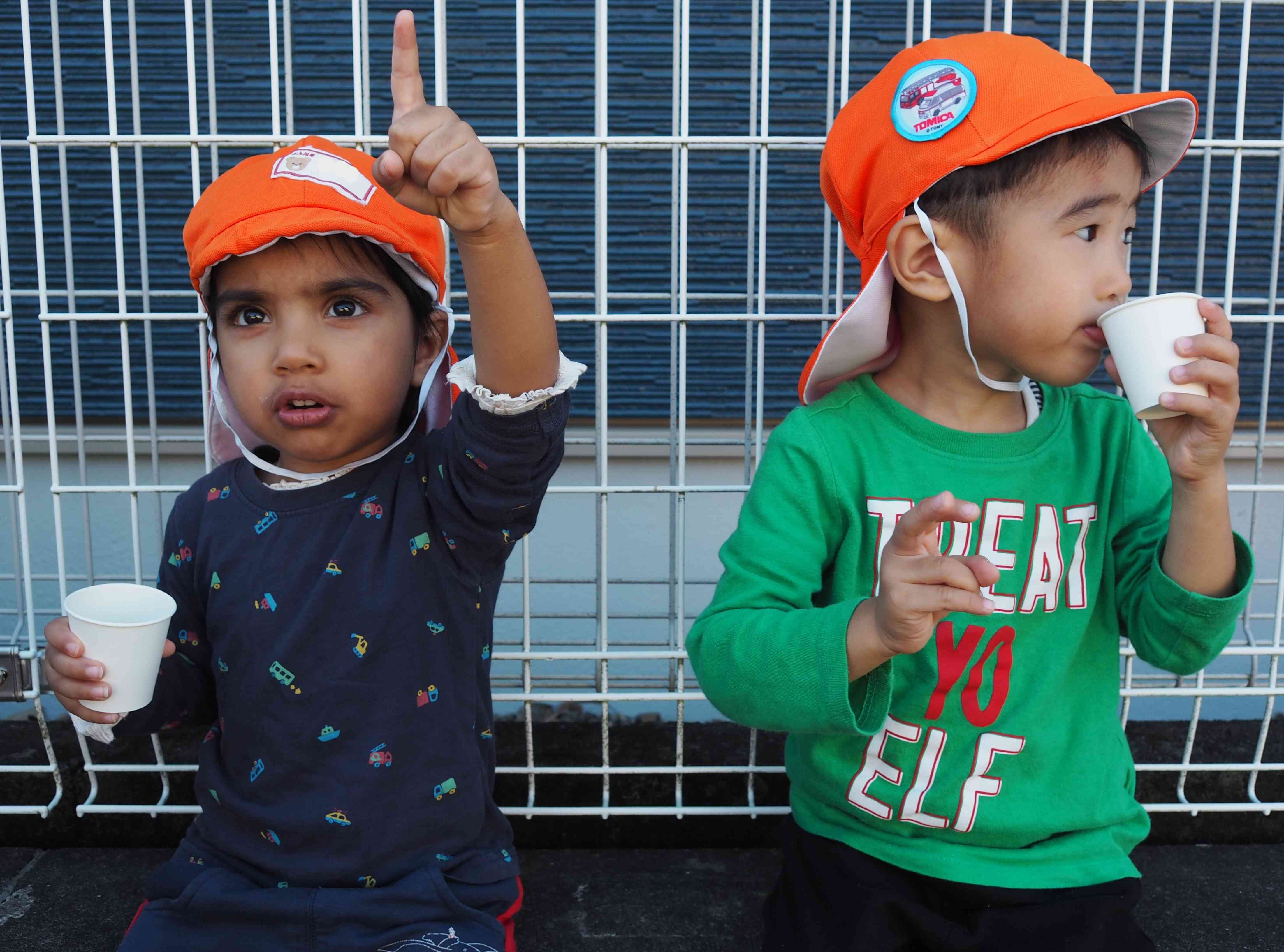 今日は暑かったので水分補給をしています。