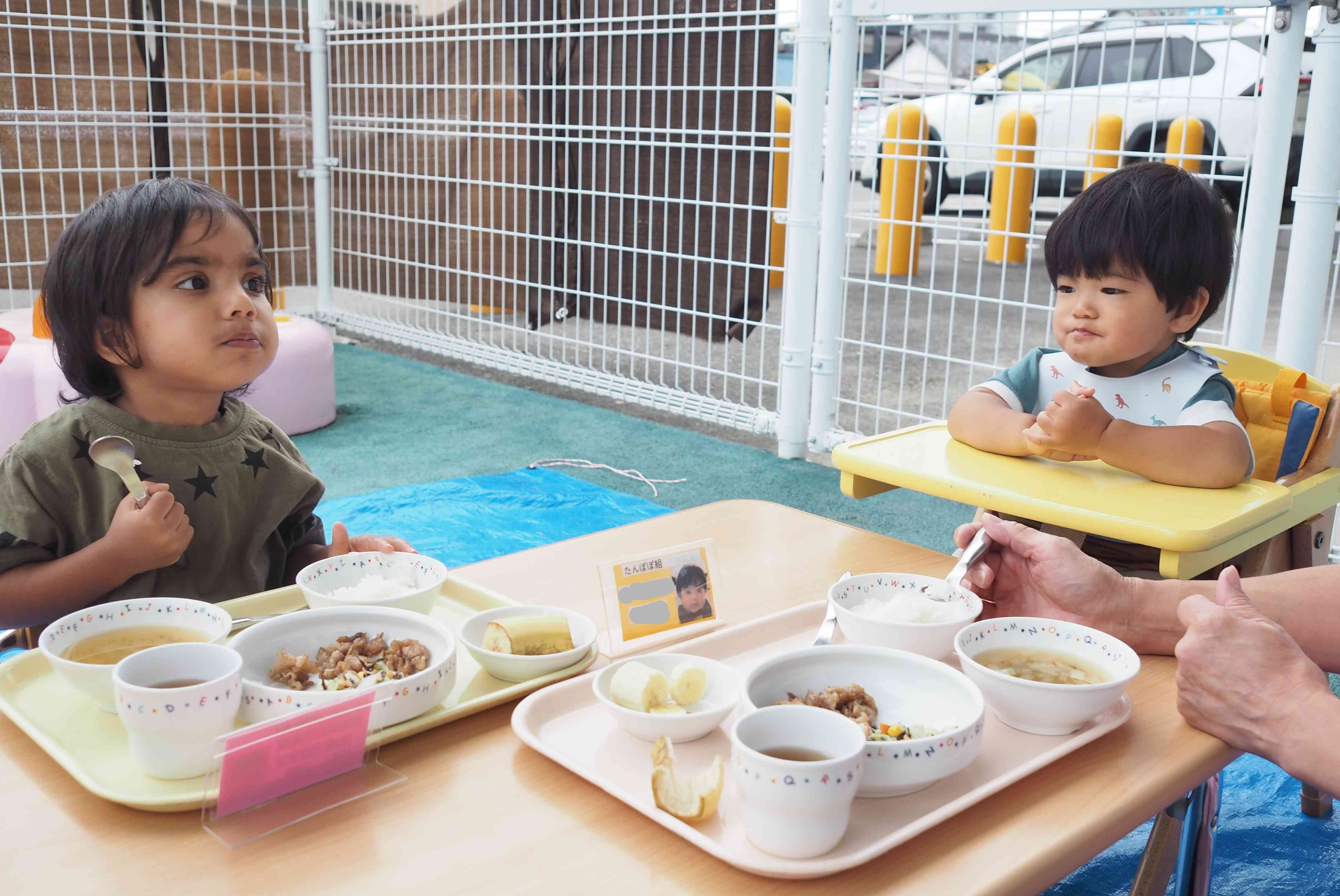 涼しくなったので園庭でピクニック気分です