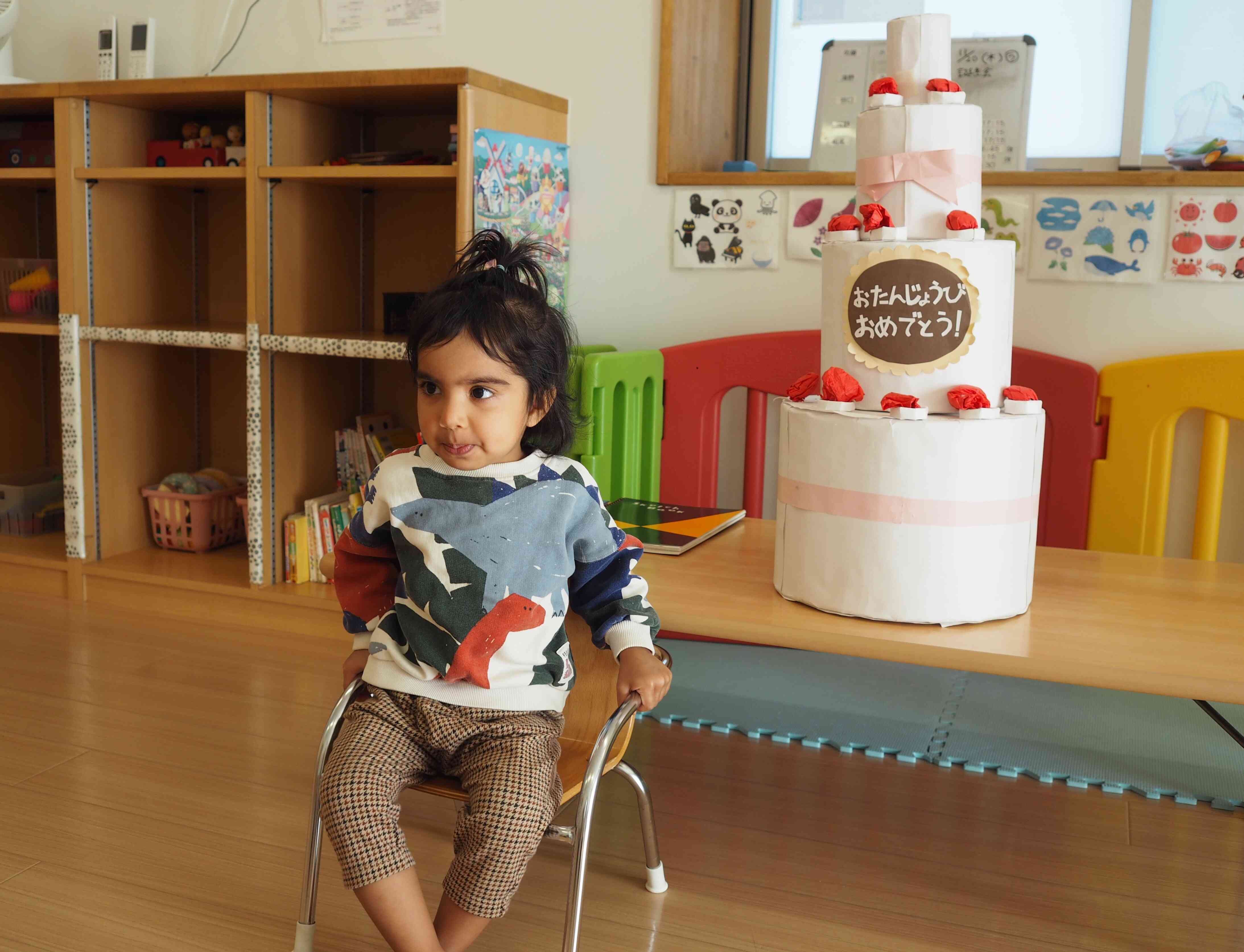 ケーキの前で記念撮影