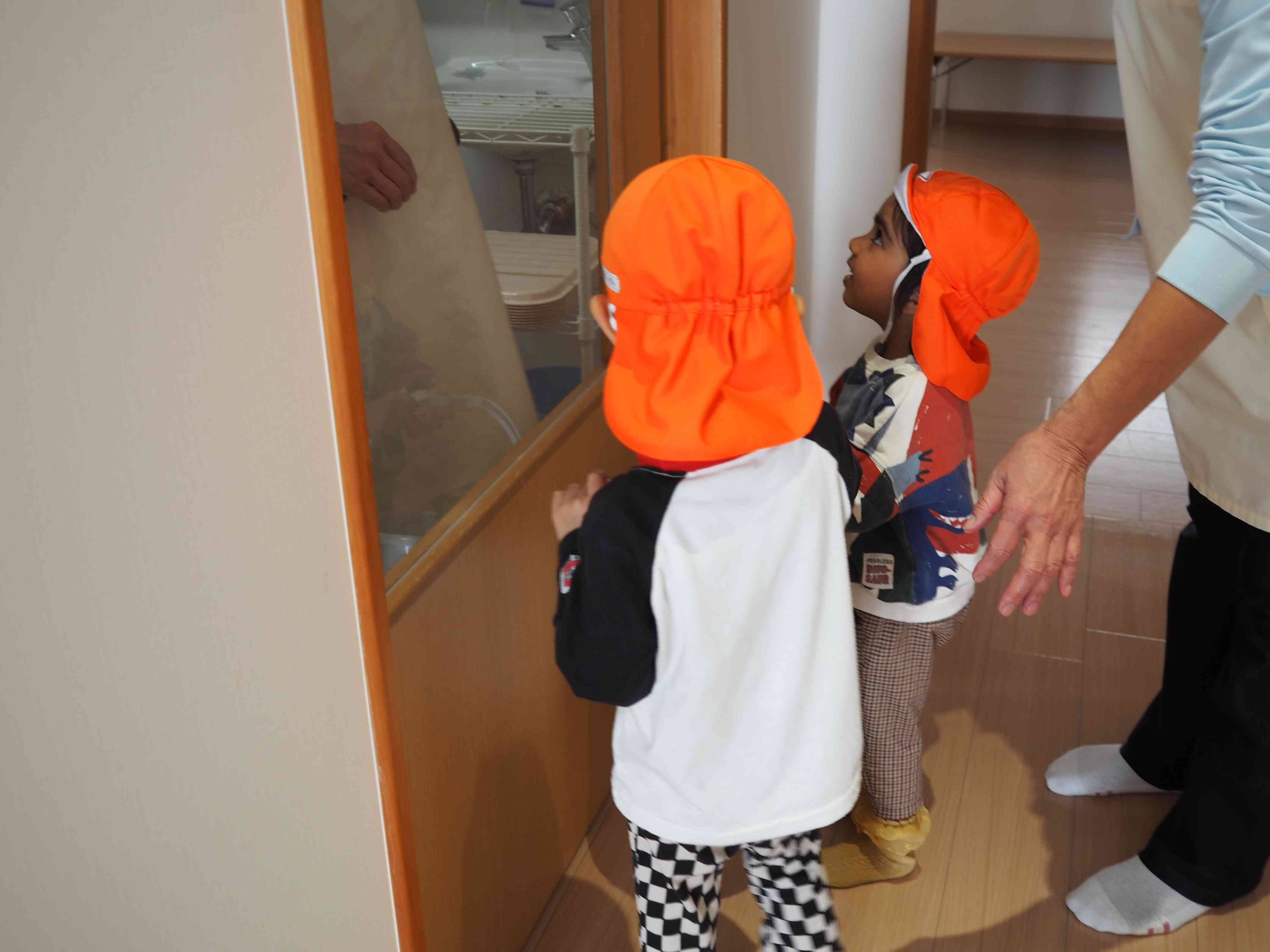 収穫した人参を給食室へ