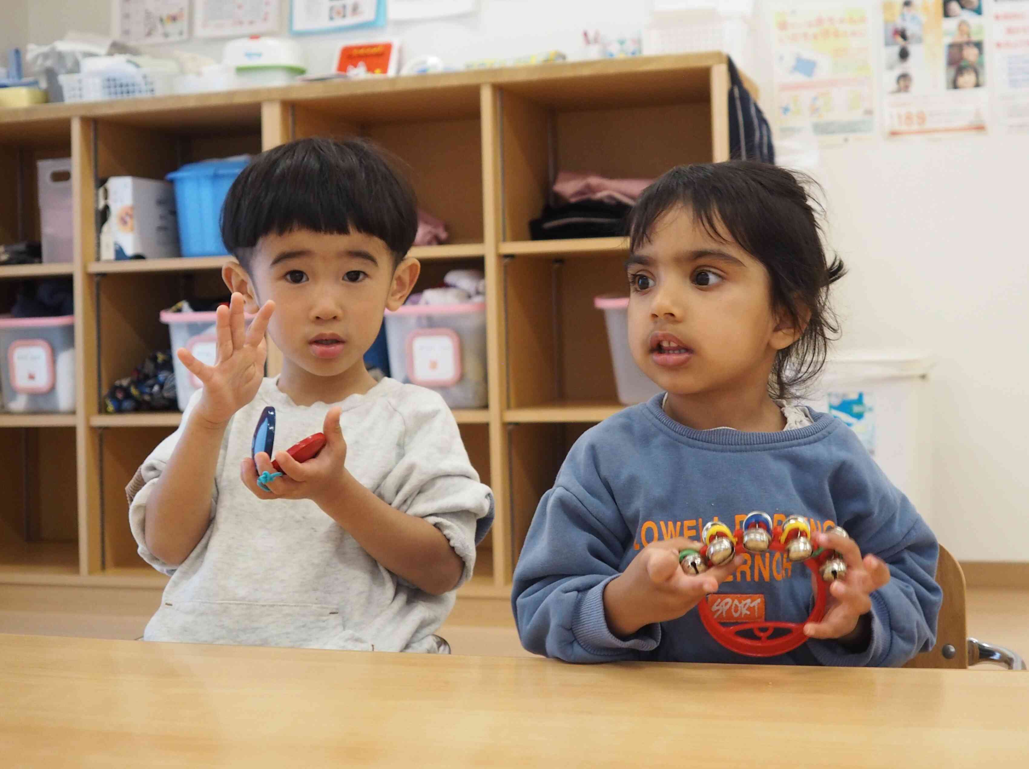 鈴とカスタネット　あわてんぼうのサンタクロースを歌いました