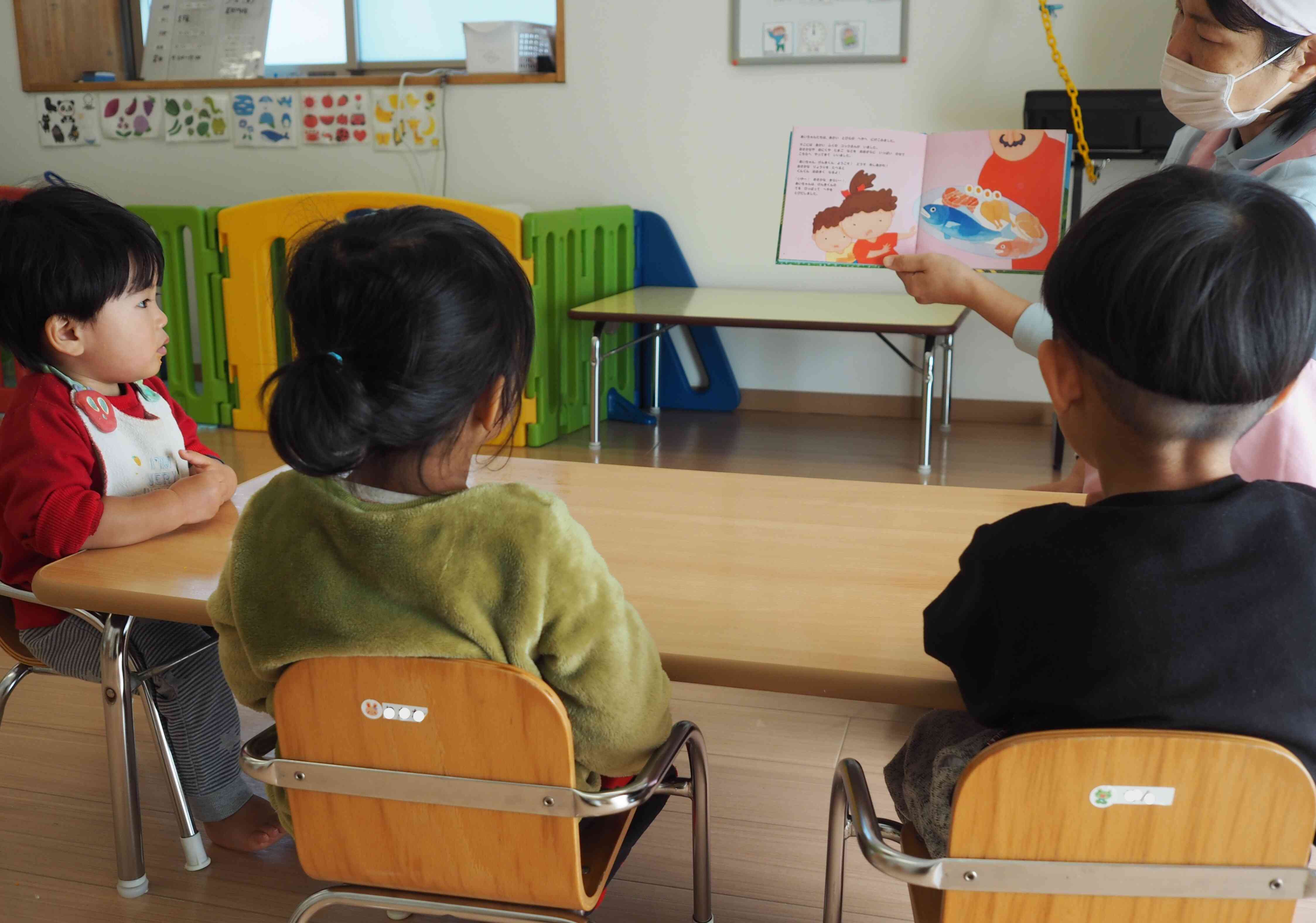 お話を真剣に聞いています