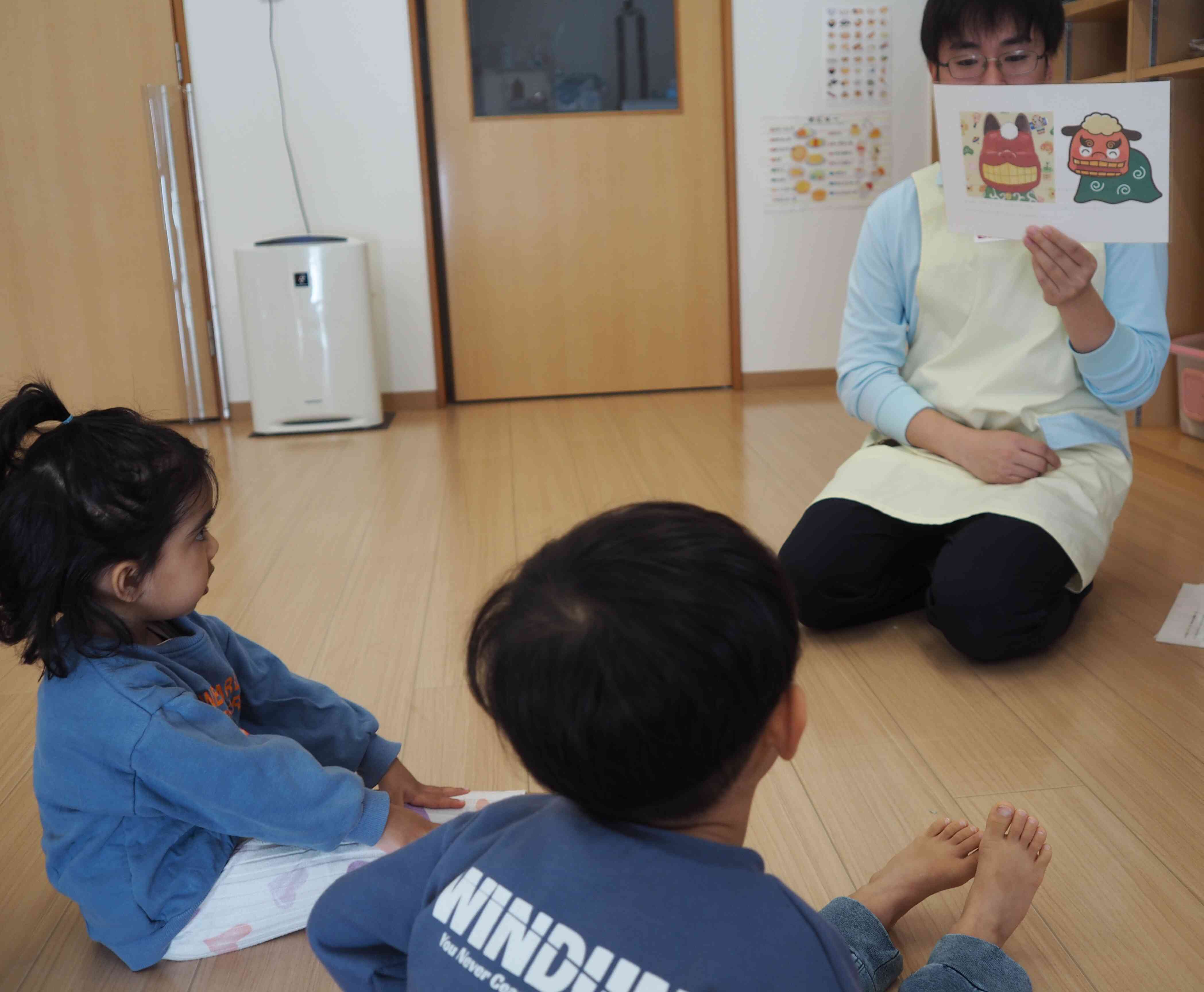 お正月のお話を聞いています。