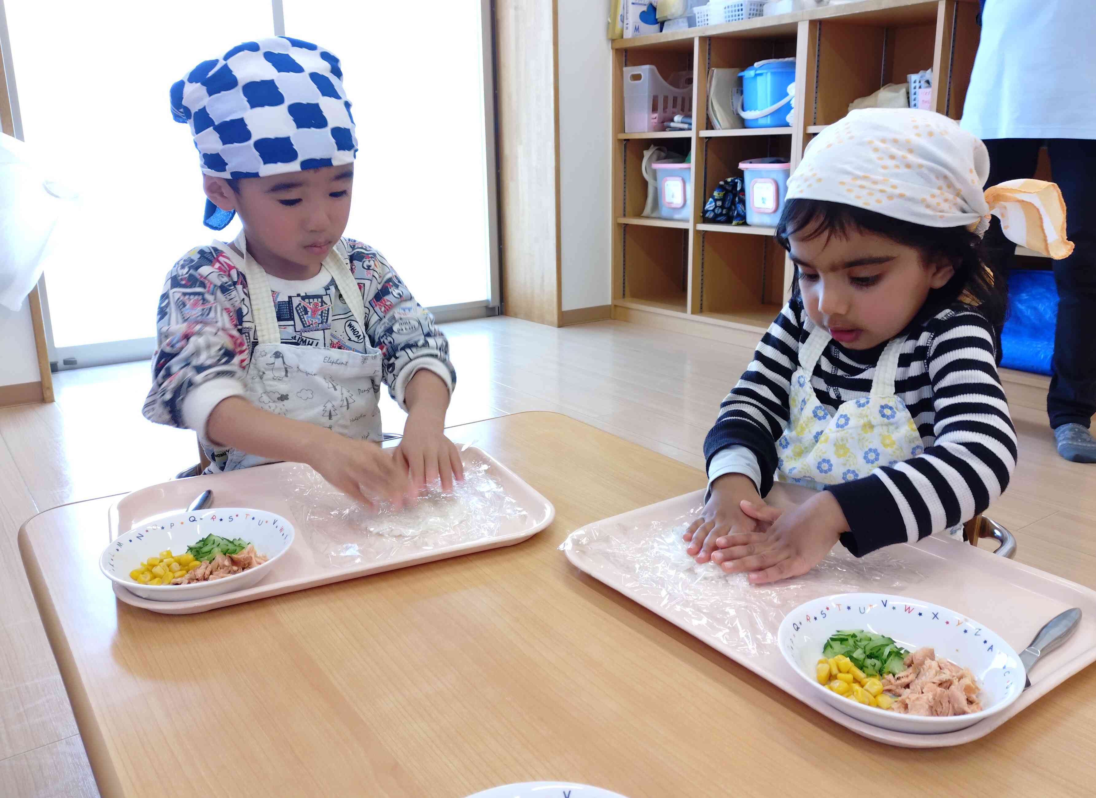 ごはんをくるくる巻きます