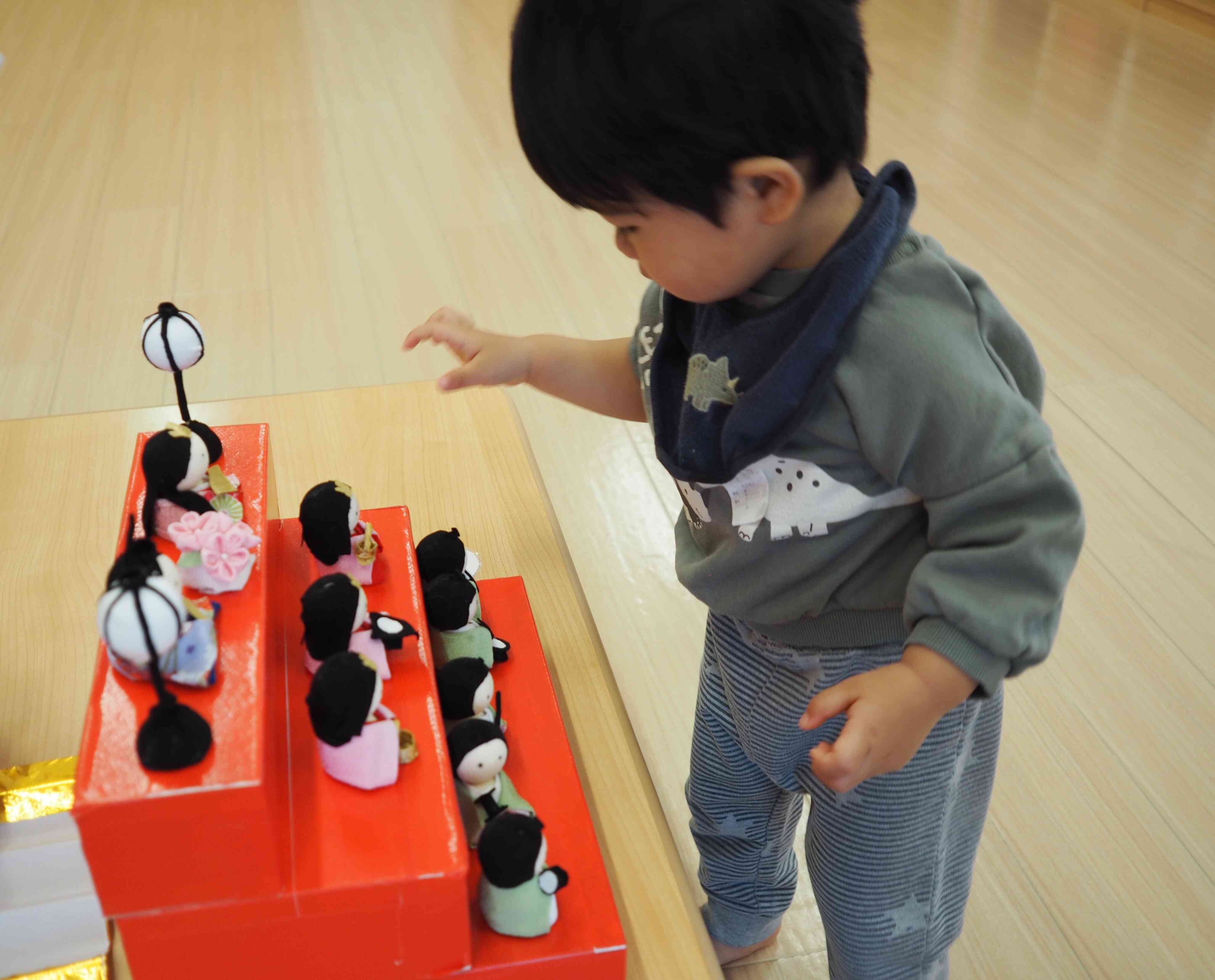 おひな様、そっつとさわってみたいな