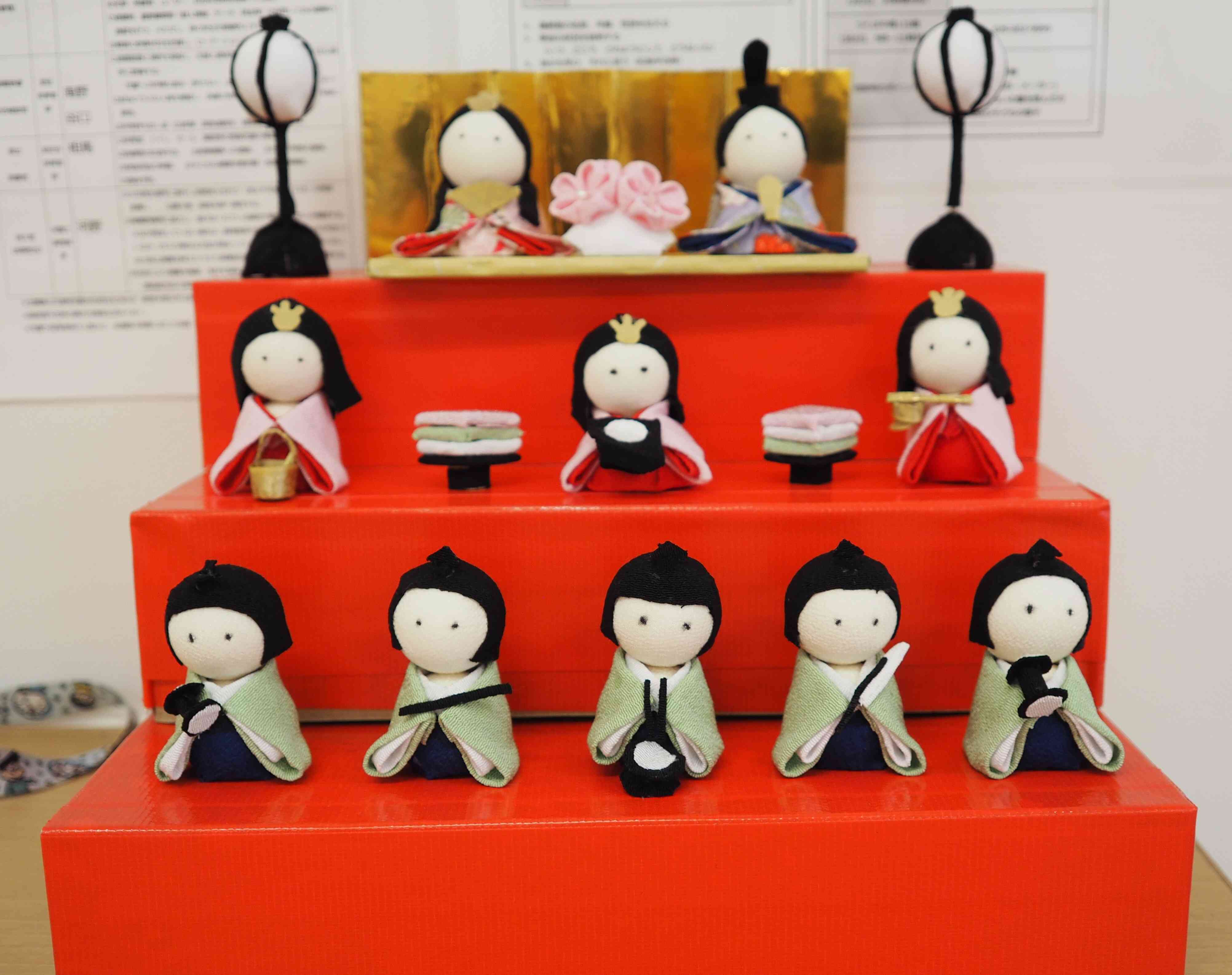 先生手作りのおひな様です