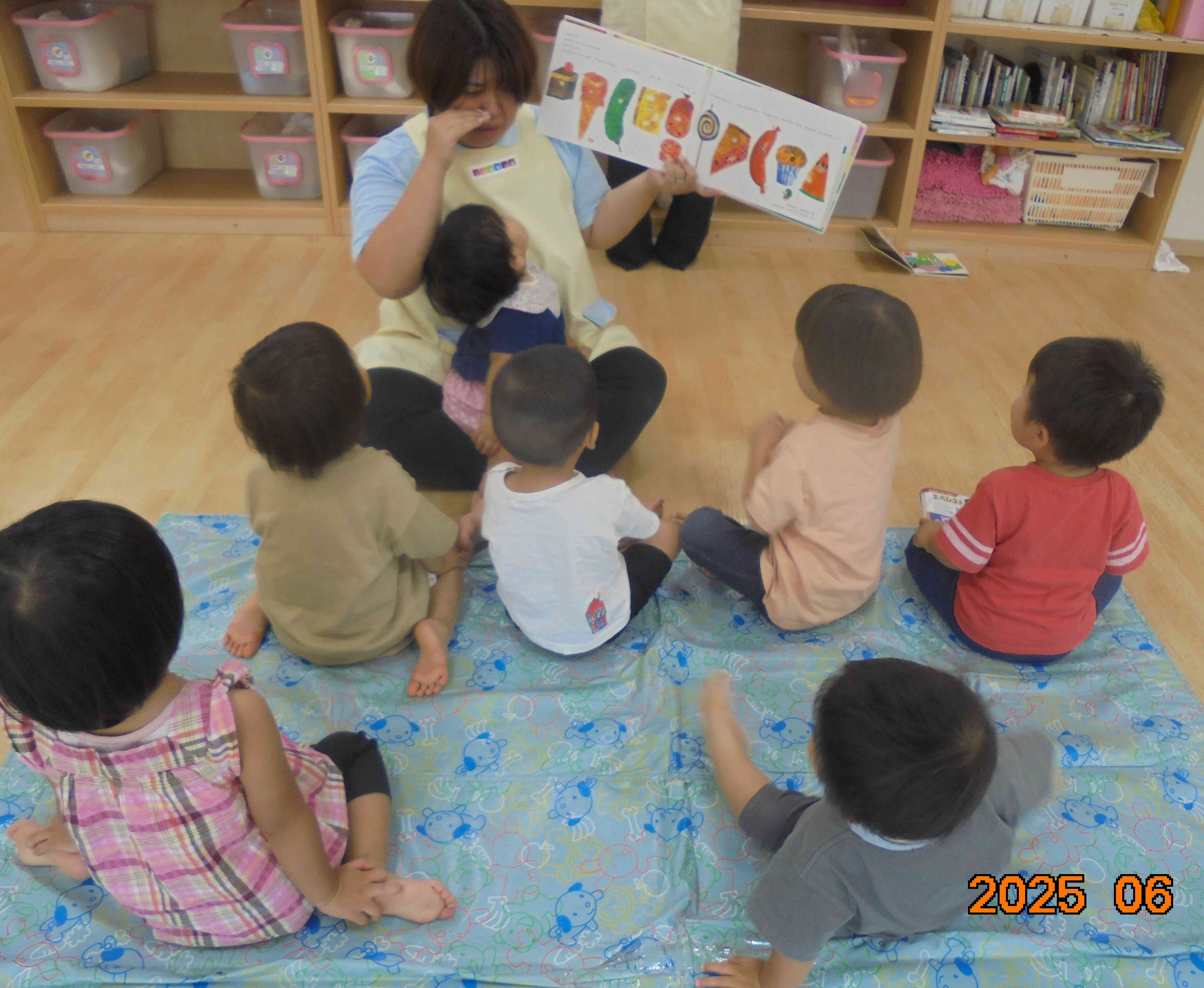 大好きな○○先生の読み聞かせタイム!
