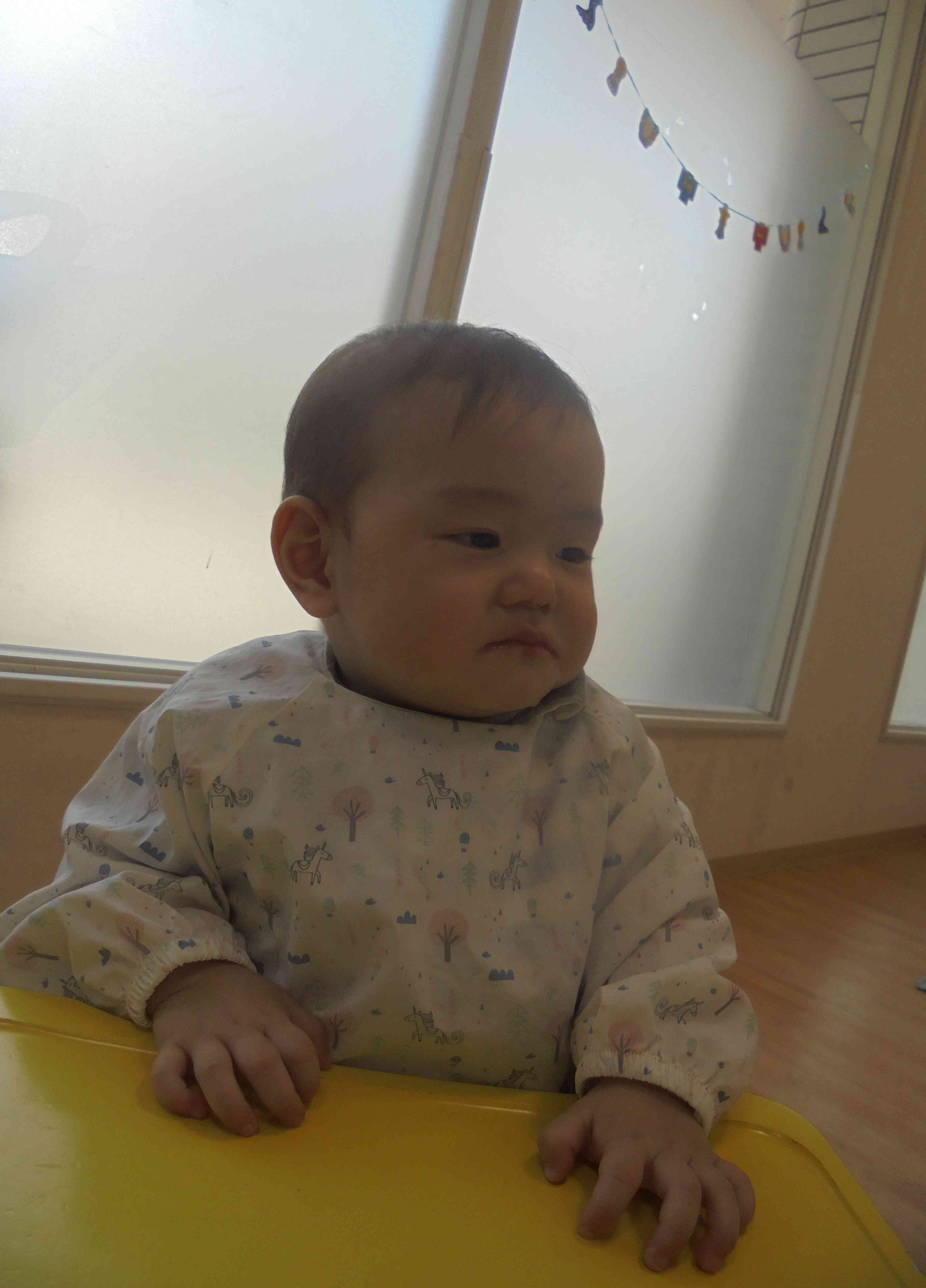 離乳食に興味津々　