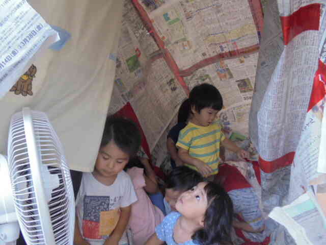 キャンプごっこ（巨大テントの中）