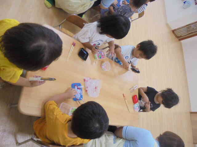 うさぎ組　お箸やトングを使って上手に掴む練習