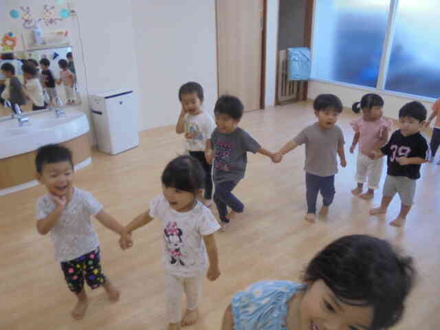 お友だちと手をつなぐ（成長の証）