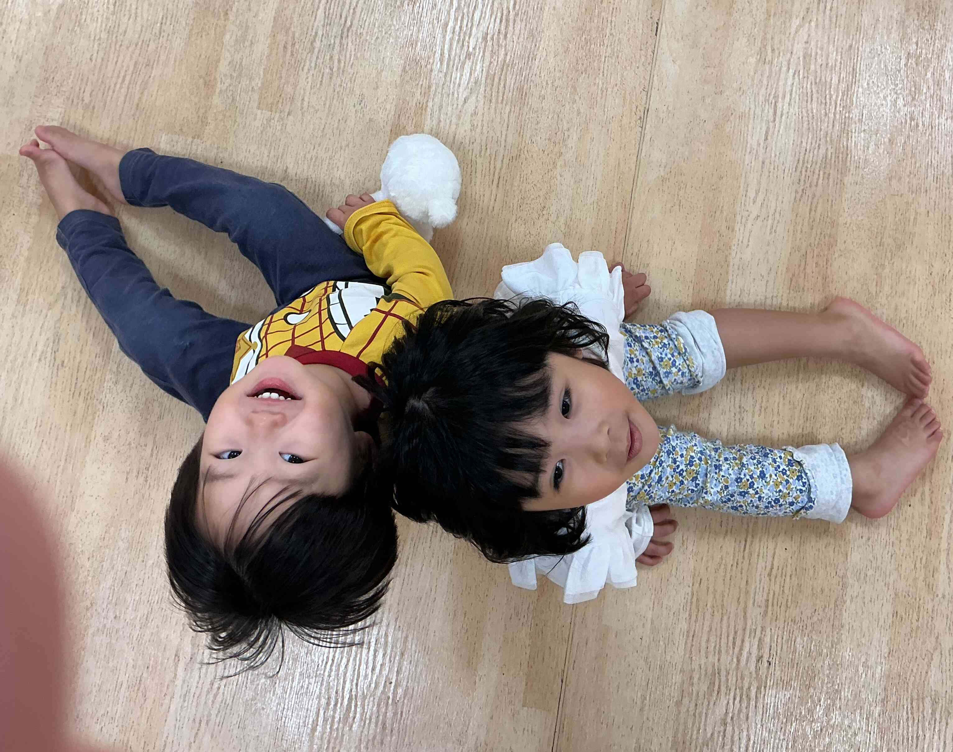 背中合わせお尻相撲