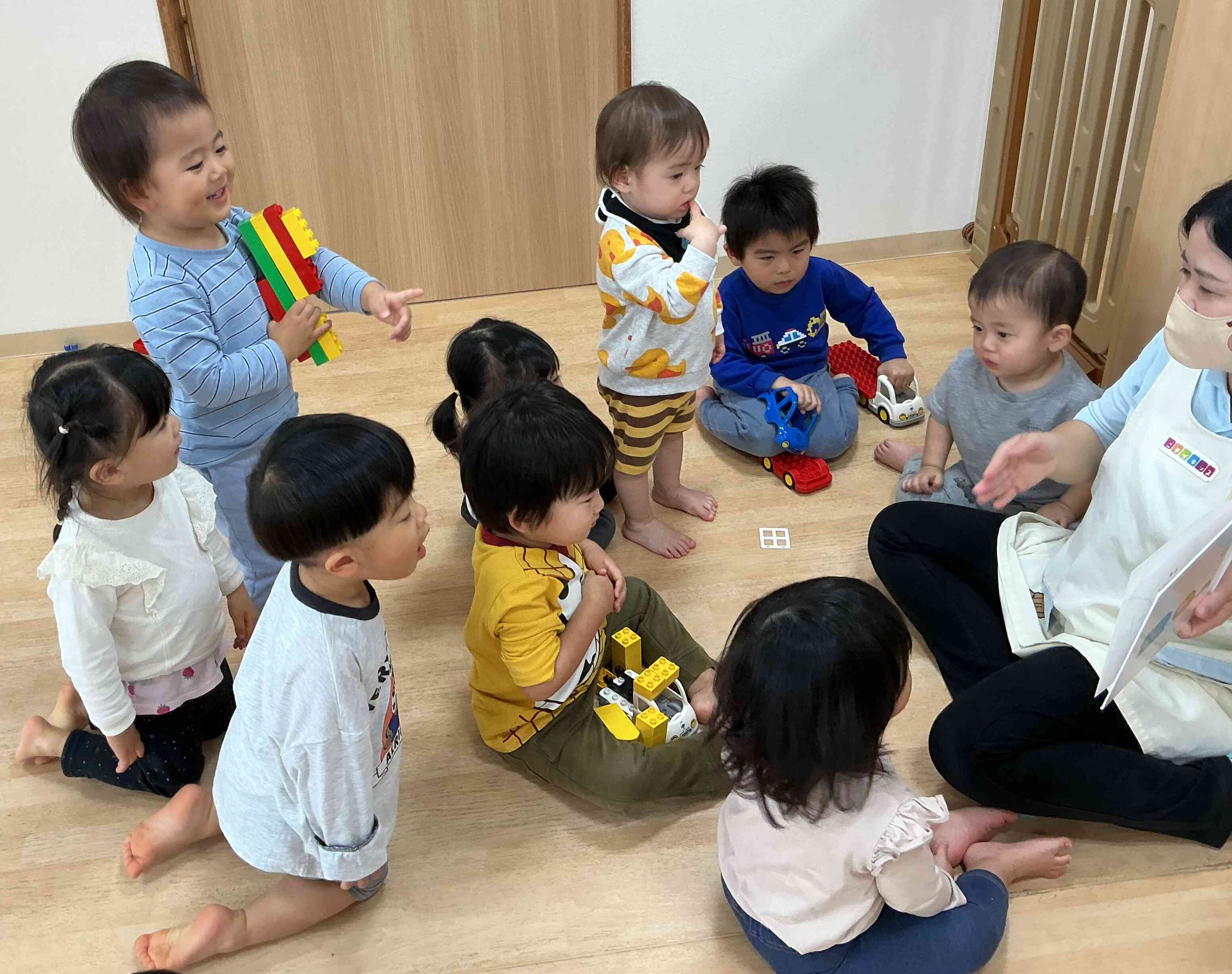 お話に集中する姿