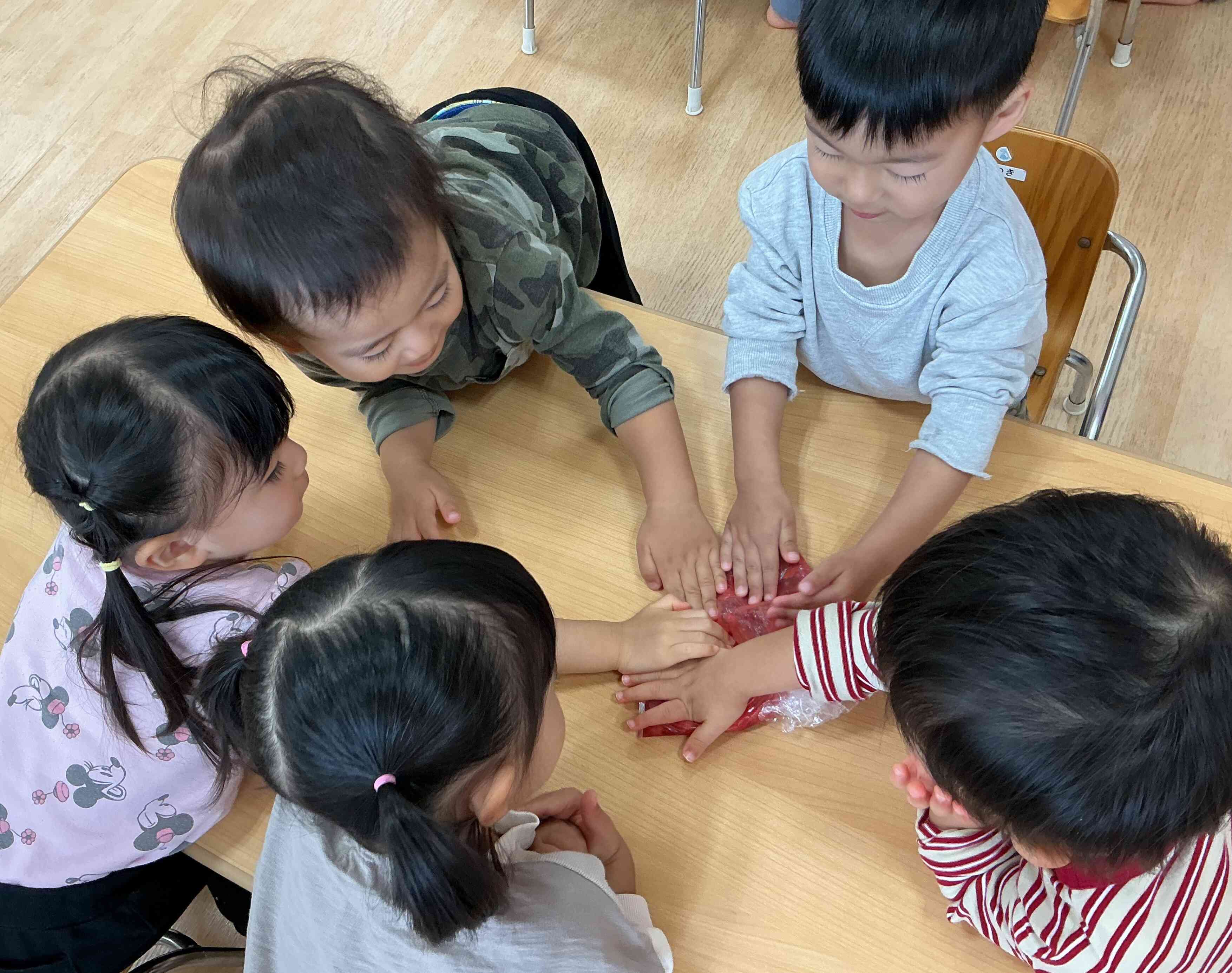 あかいろ!むにゅむにゅする~!ぺたぺた