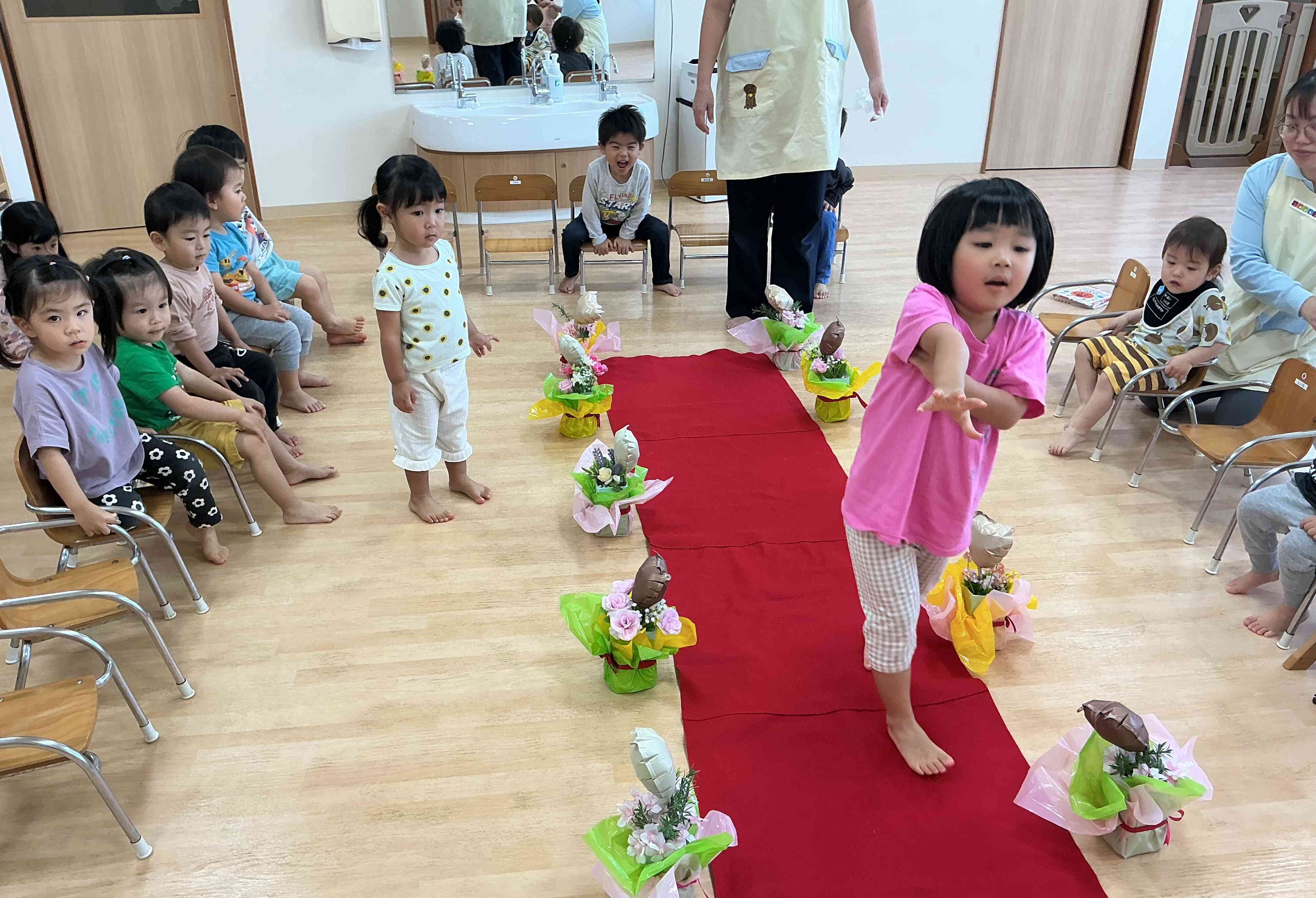 「ここを通って・・」と教えながら（うさぎ組しっかり者●●さん！）