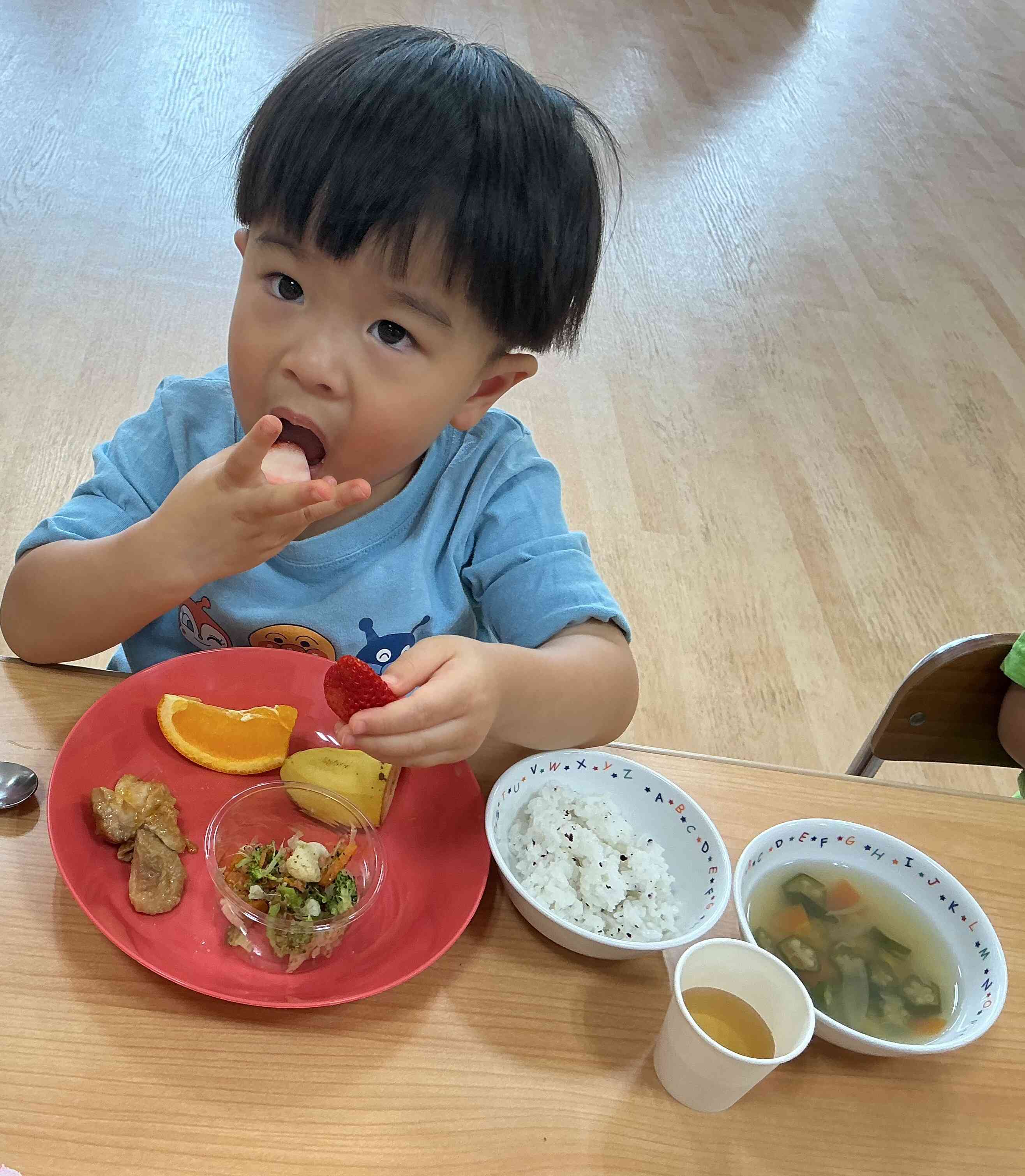 大好きな苺から！一番にパックン