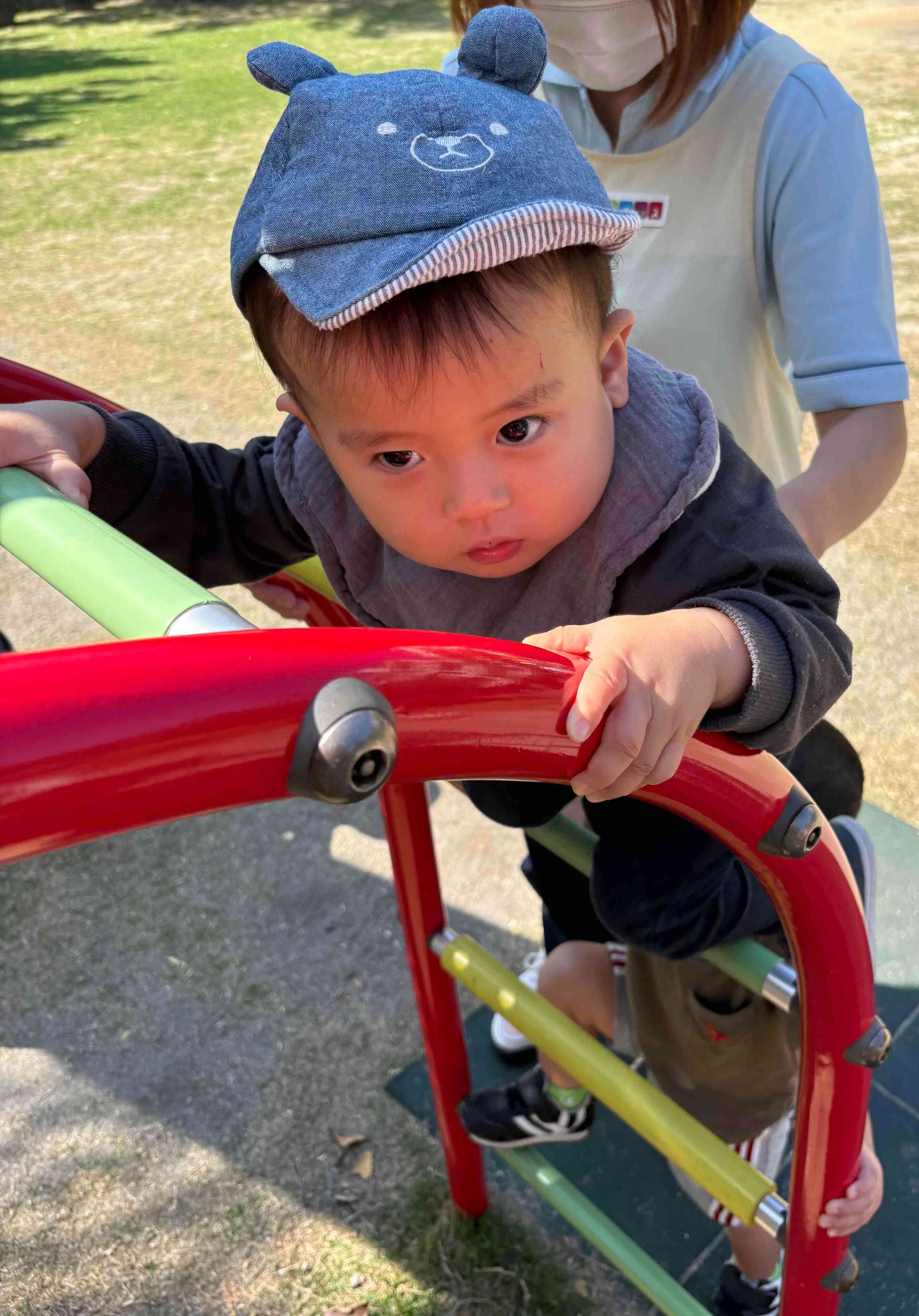 しっかりつかんで。いっぽいっぽ！