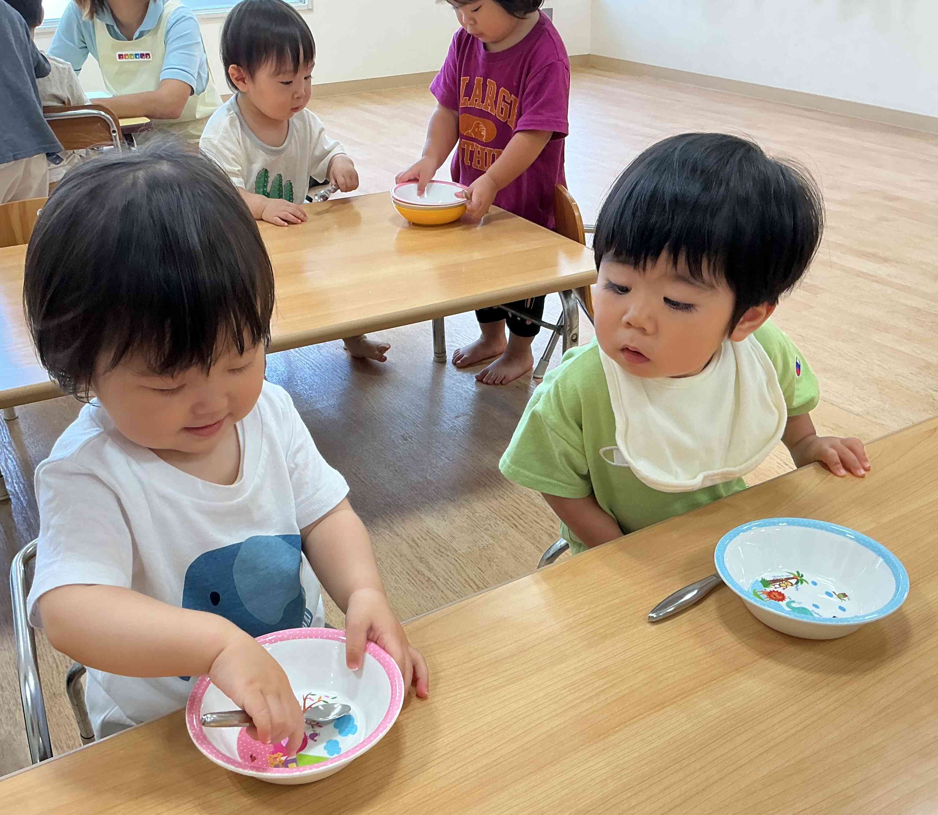 お友だちの挑戦に興味深々　