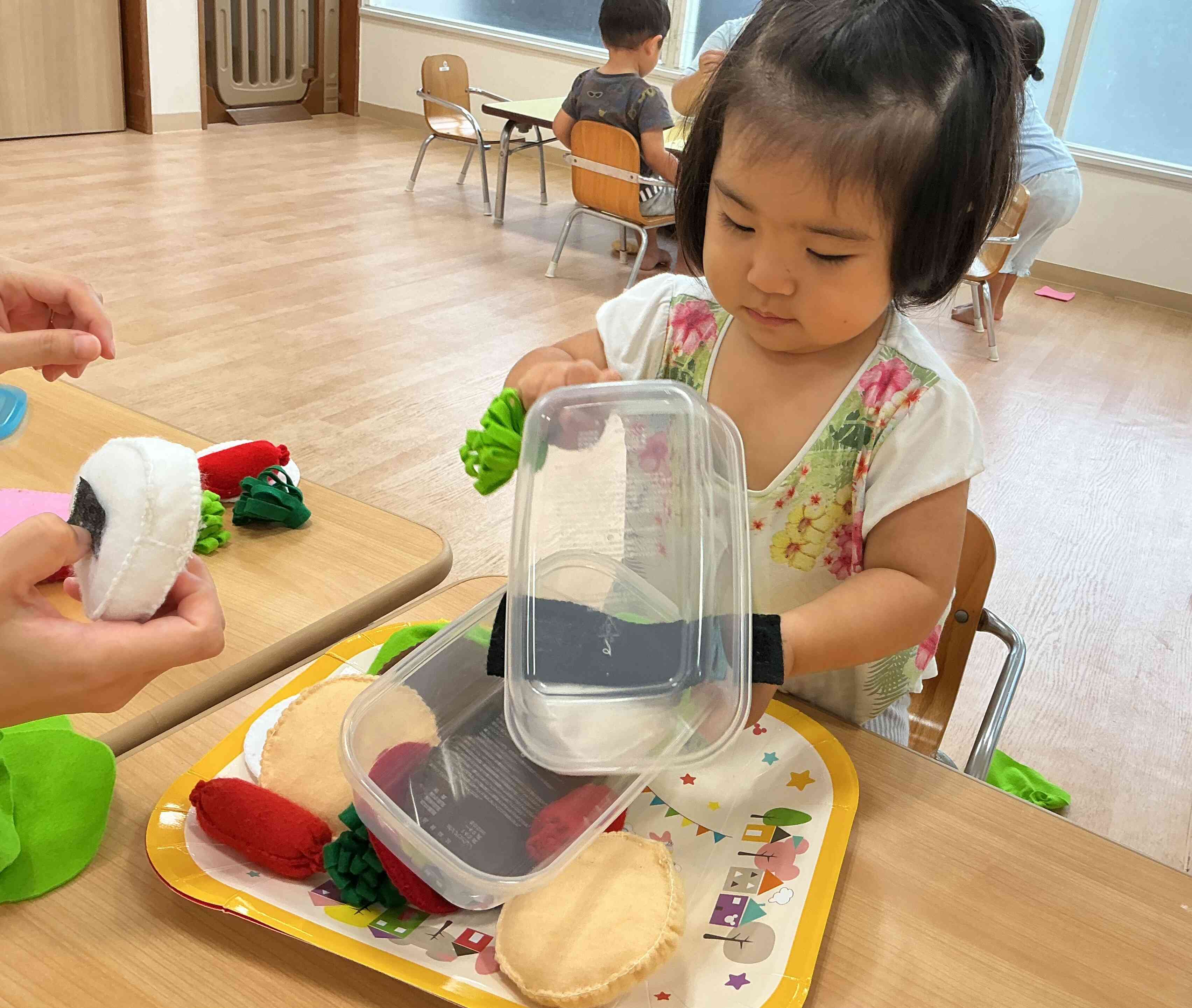 一生懸命考えてお弁当につめてます。