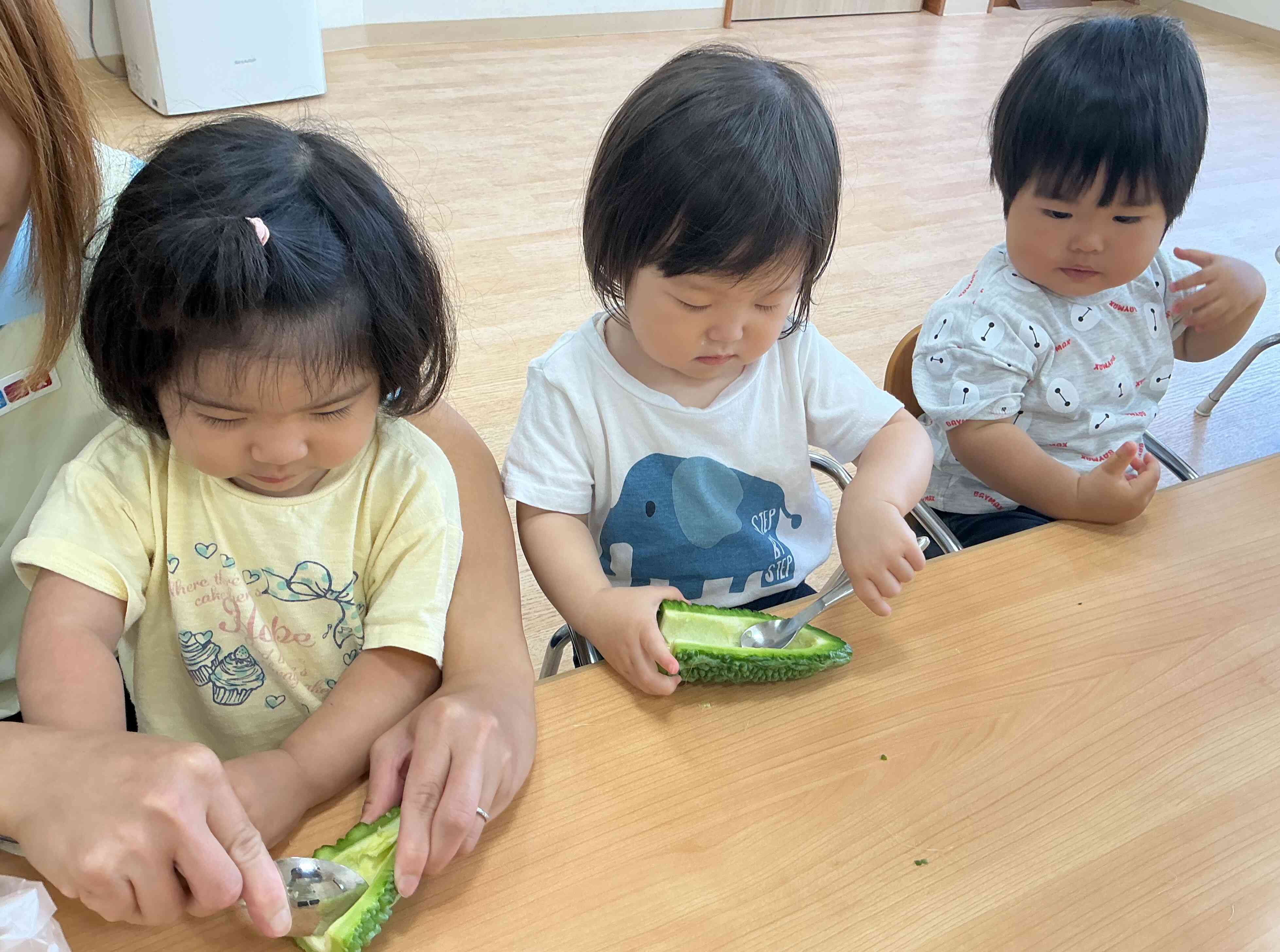 ゴーヤのわたをスプーンでしっかりこそぎ取り