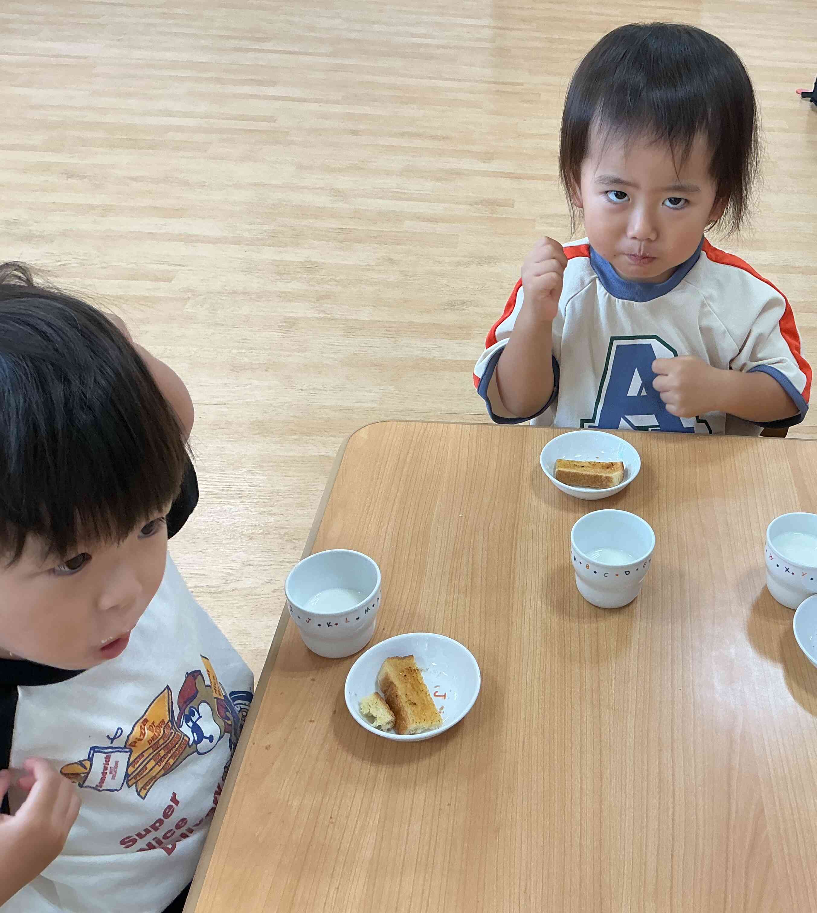 ウホウホ 力強くかんで食べてるよ!