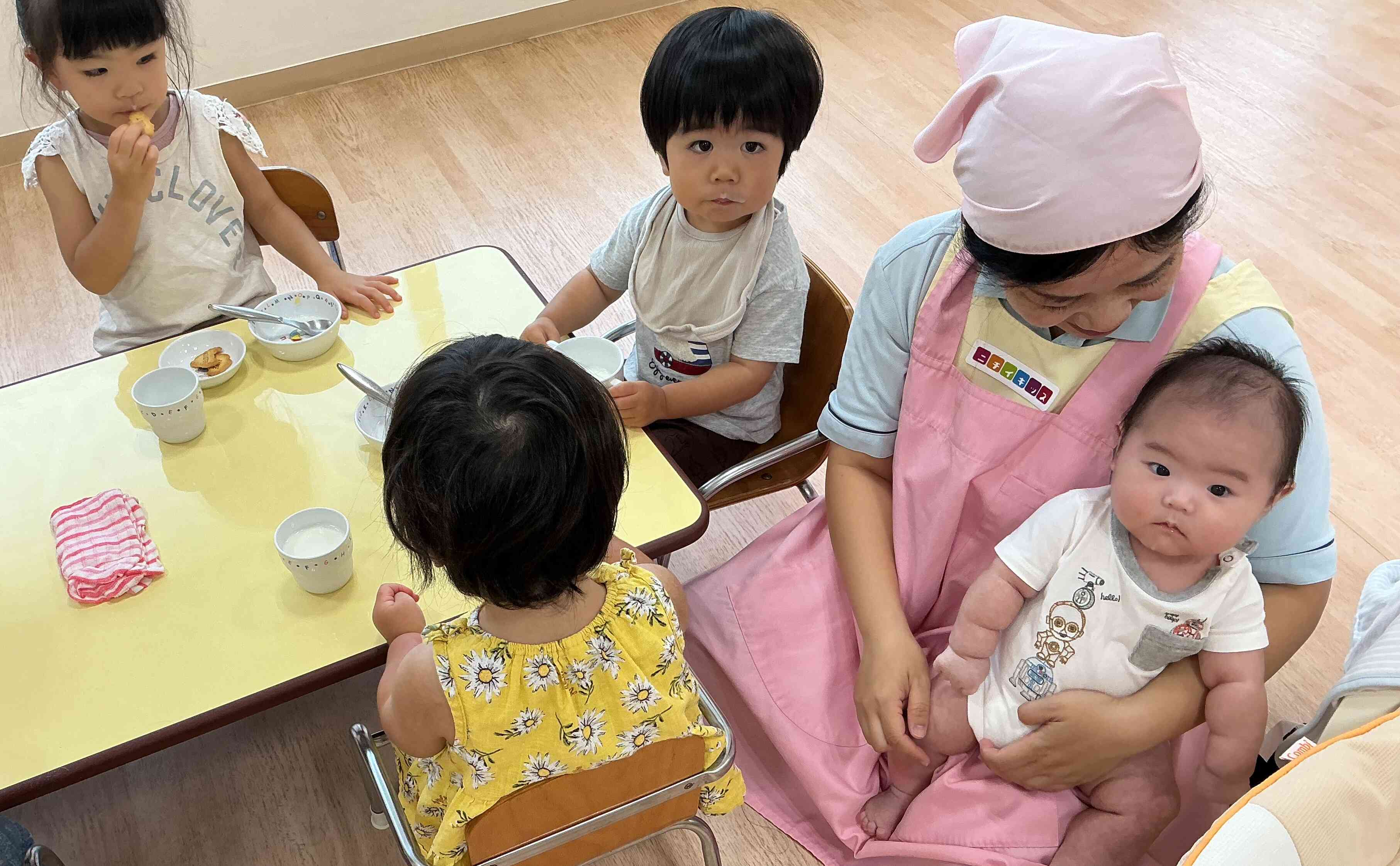 みんなのもぐもぐタイムをじーっとみつめるひよこ組さん