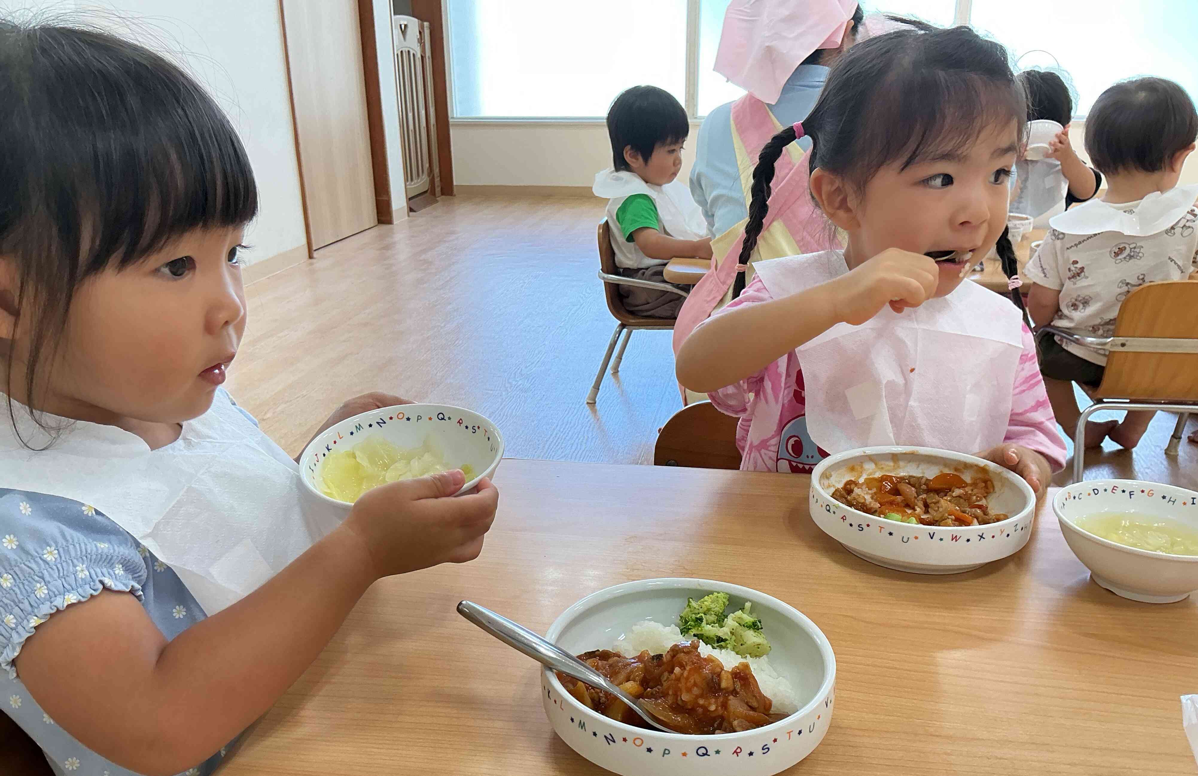 もぐもぐできるかな?とチラチラと優しく見守りながらの給食