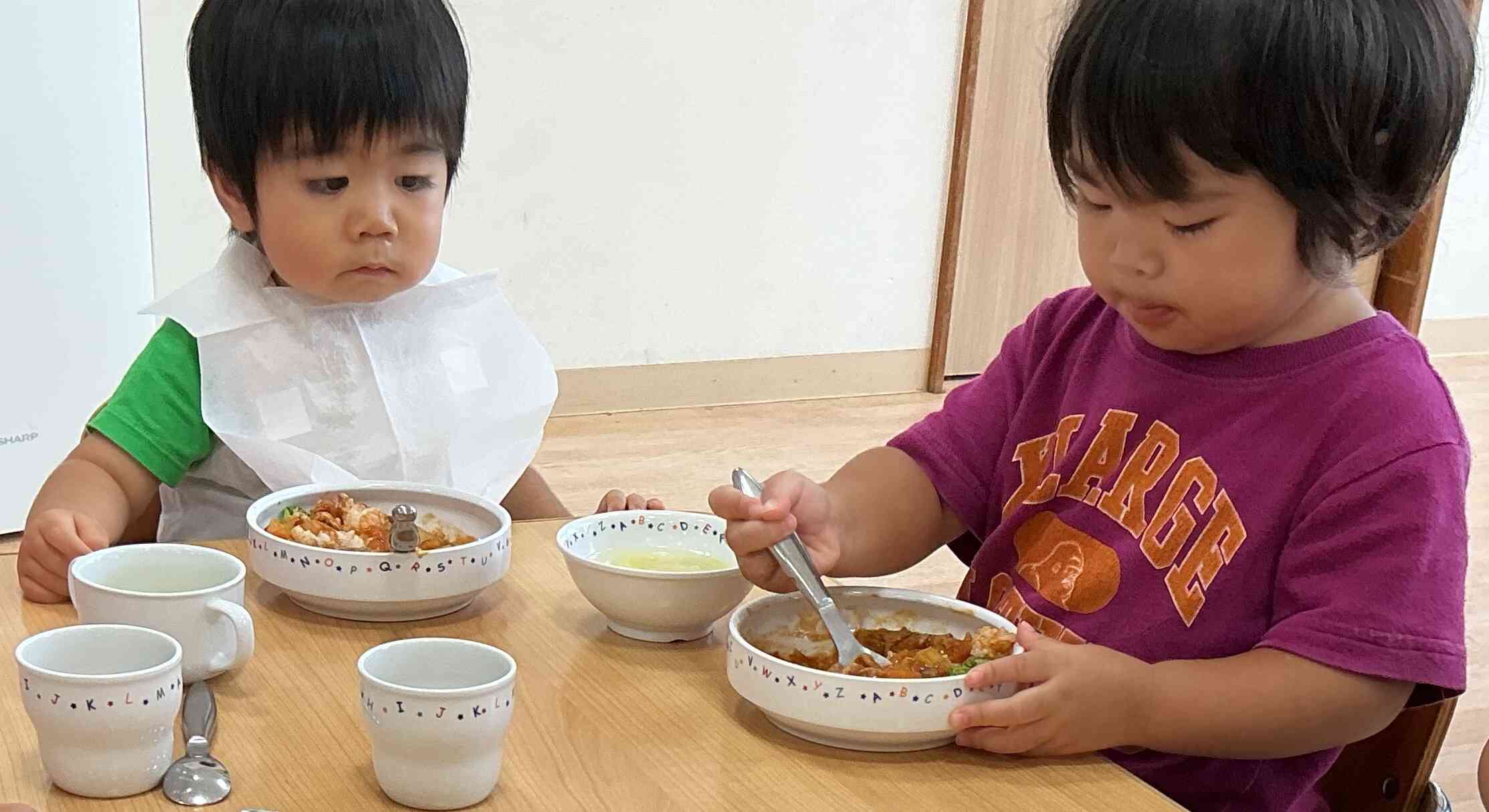 お友だちのもぐもぐタイムをじーっとみつめるひよこ組さん