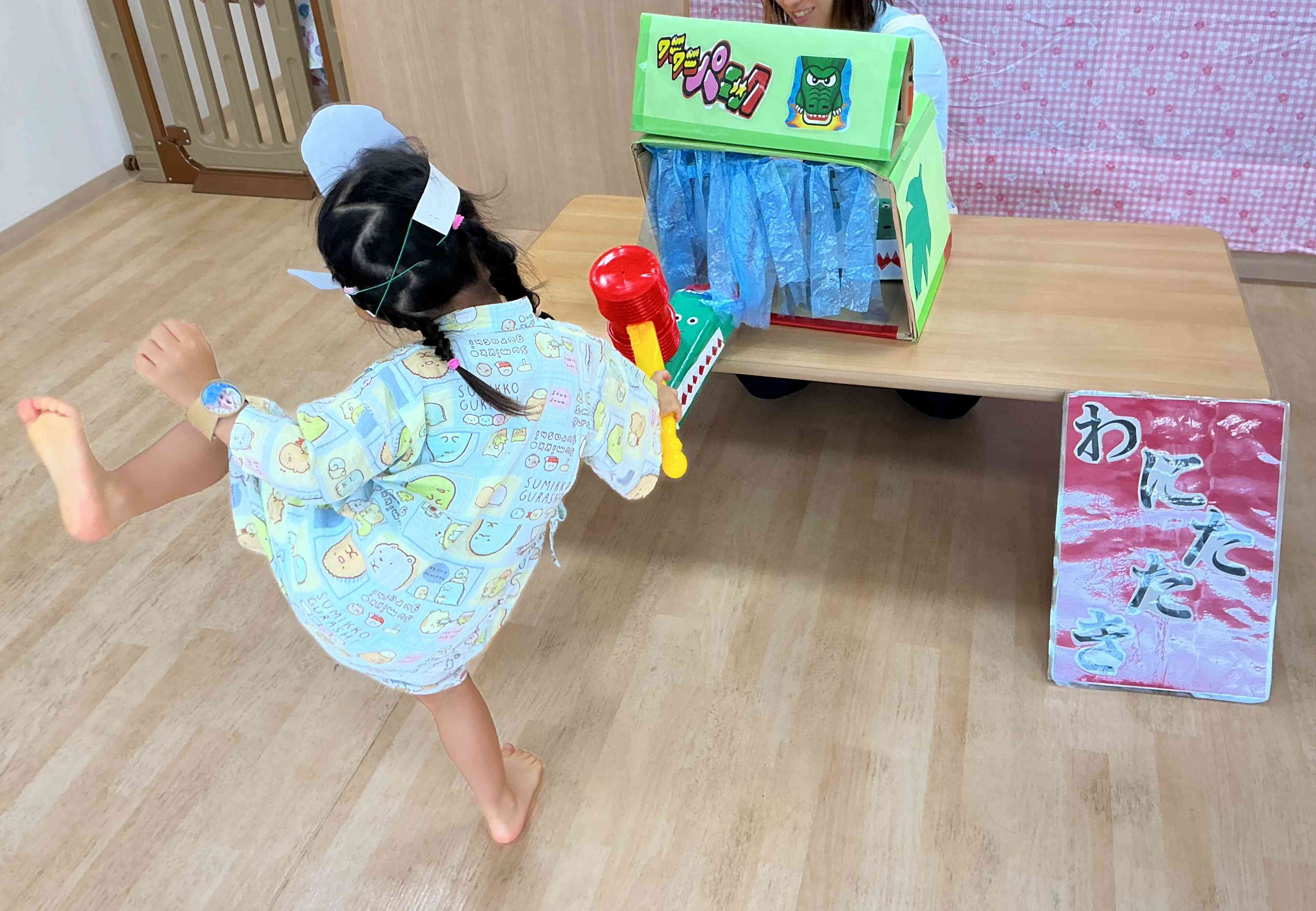 足もあげてわにわにポンポン！