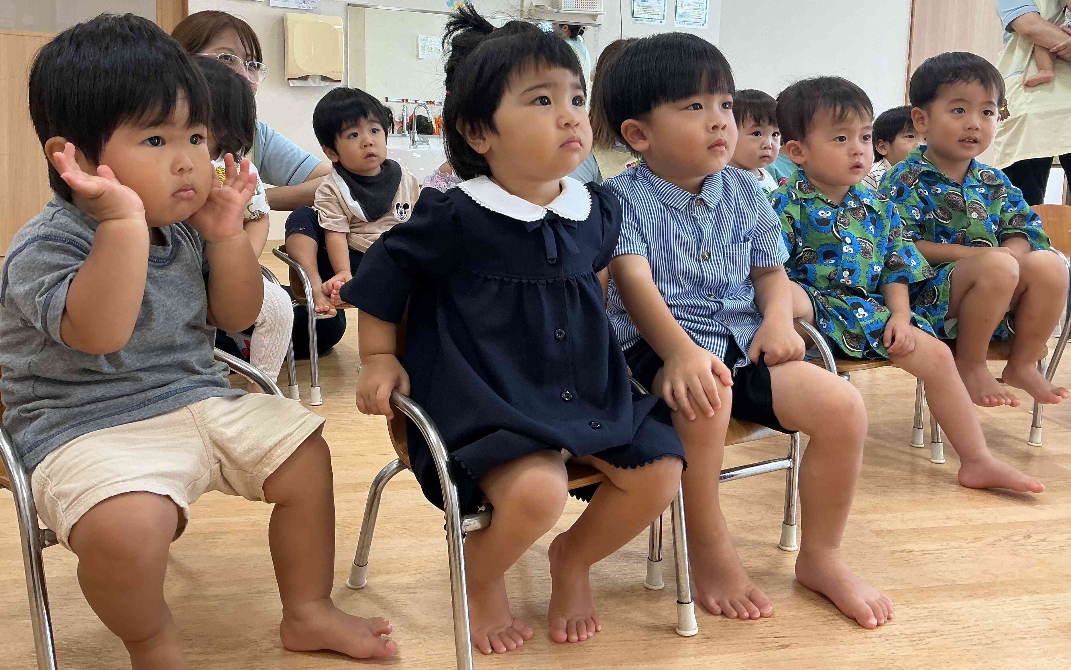 いないいないばーちゃんにくぎ付けワクワクドキドキ