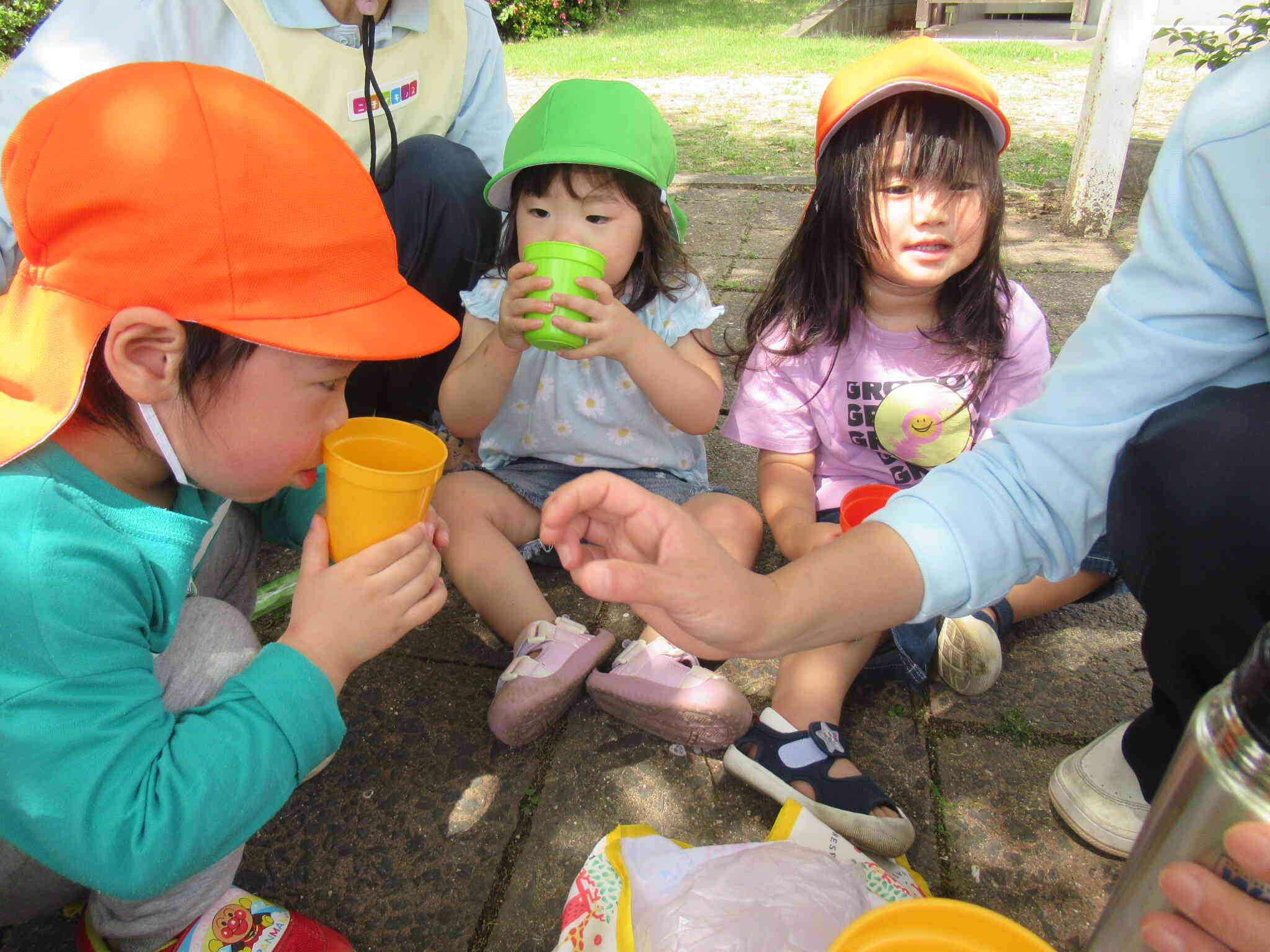 戸外遊び中でも水分補給はしっかりね。